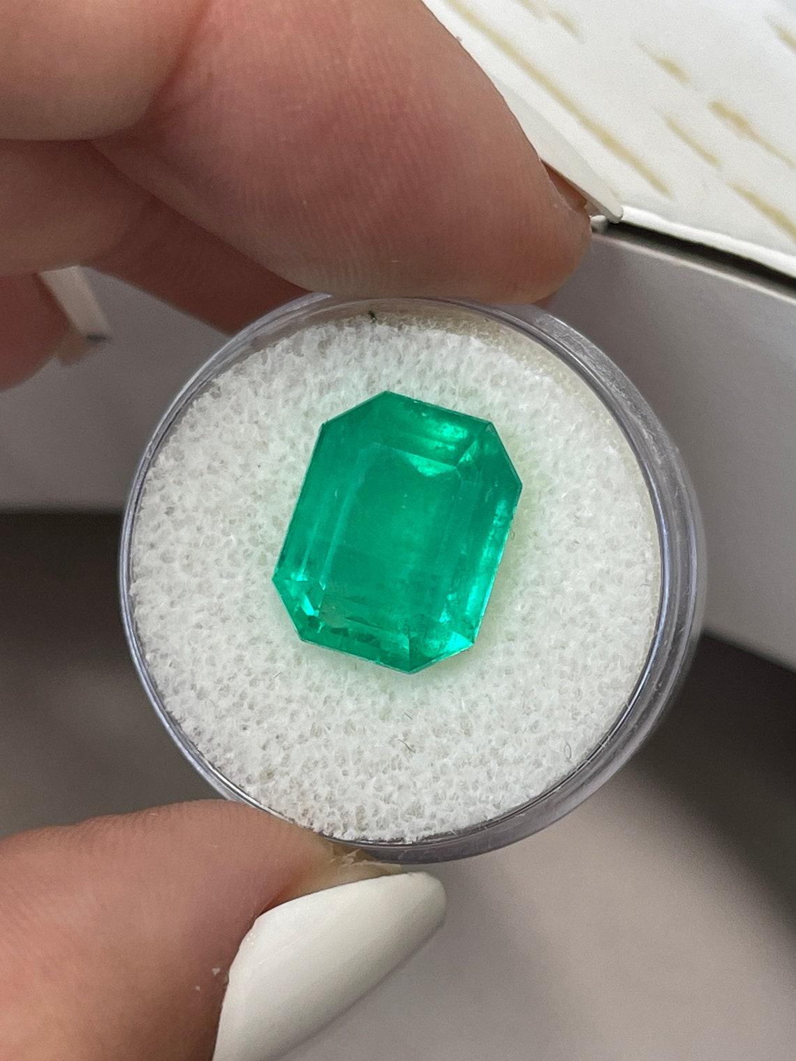 8,46 Karat 13x11 Classic Grüner Kolumbianischer Smaragd - Smaragdschliff Mai-Geburtsstein im Zustand „Neu“ im Angebot in Jupiter, FL