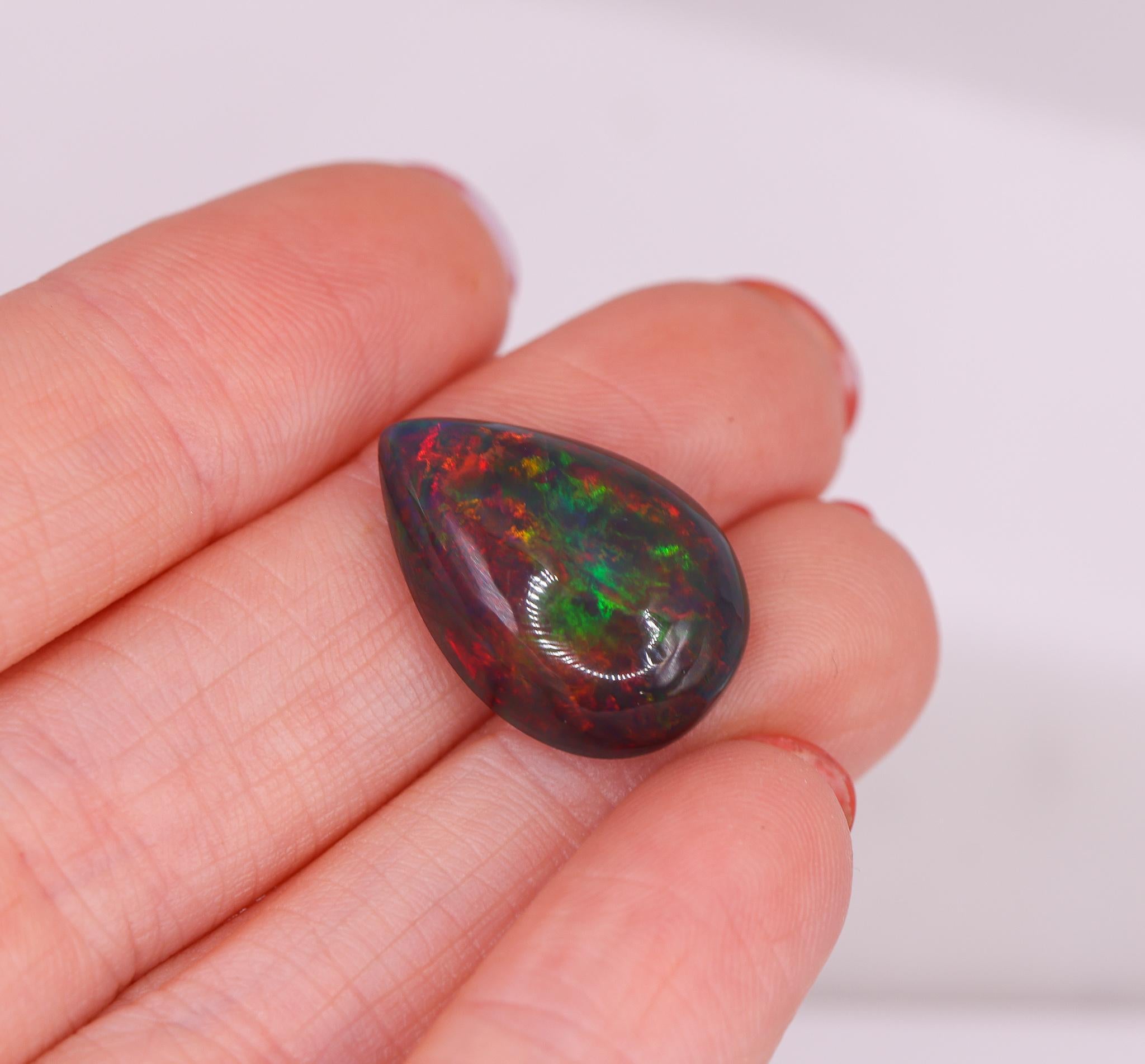 Taglio a goccia Opale nero da 8,46 carati sciolto a forma di pera 21x14 mm in vendita