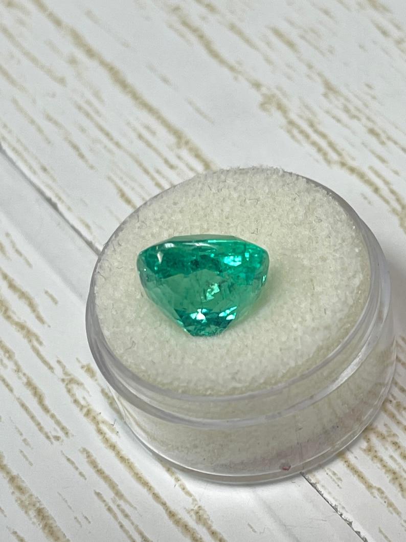 GIA Esmeralda colombiana de 8,46 quilates - Gema suelta talla cojín verde azulada en venta 3