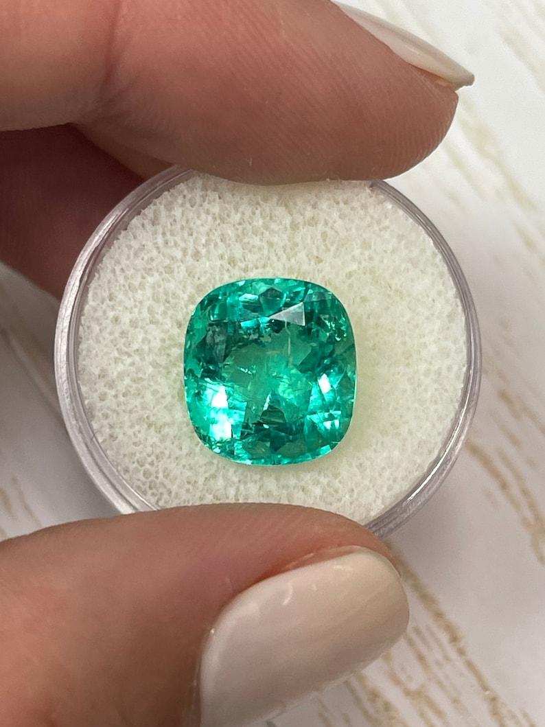 GIA Esmeralda colombiana de 8,46 quilates - Gema suelta talla cojín verde azulada en venta 2