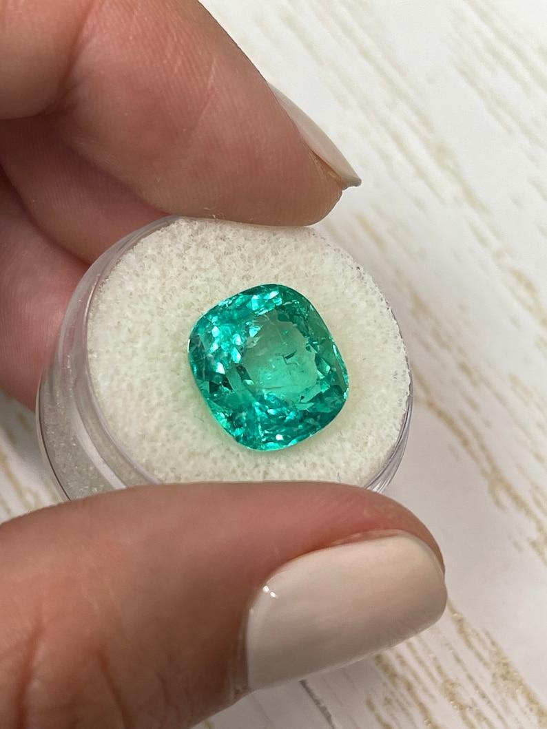 GIA Esmeralda colombiana de 8,46 quilates - Gema suelta talla cojín verde azulada en venta 1