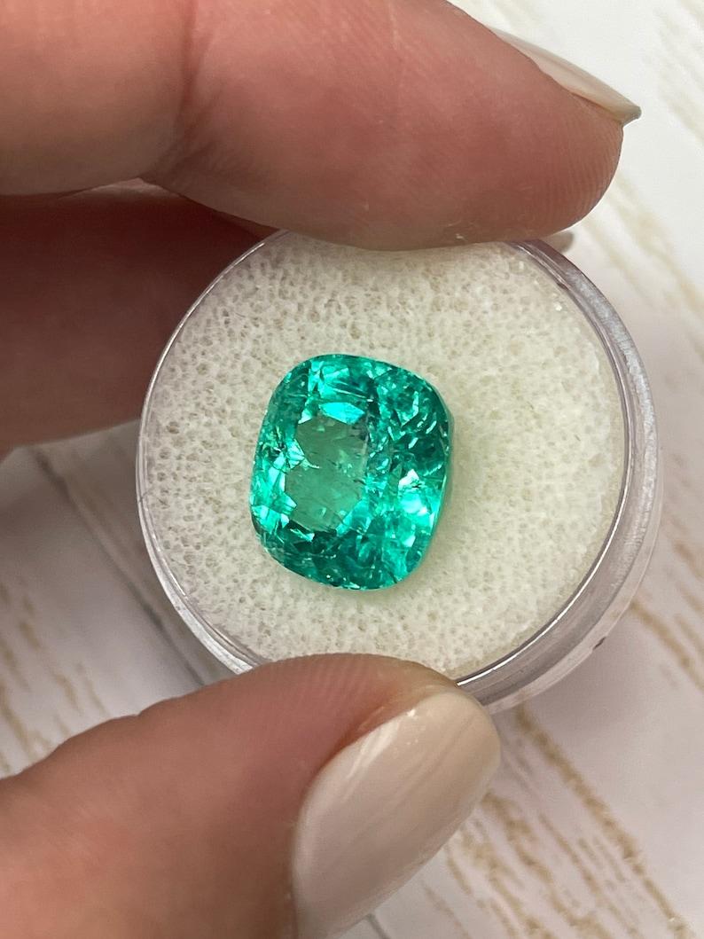De las mujeres GIA Esmeralda colombiana de 8,46 quilates - Gema suelta talla cojín verde azulada en venta
