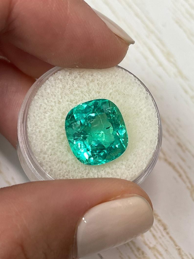 GIA Esmeralda colombiana de 8,46 quilates - Gema suelta talla cojín verde azulada en Nuevo estado para la venta en Jupiter, FL