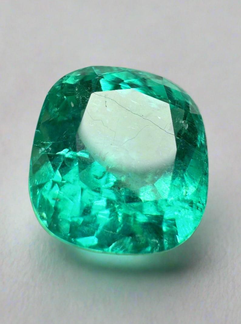 GIA Esmeralda colombiana de 8,46 quilates - Gema suelta talla cojín verde azulada Moderno en venta