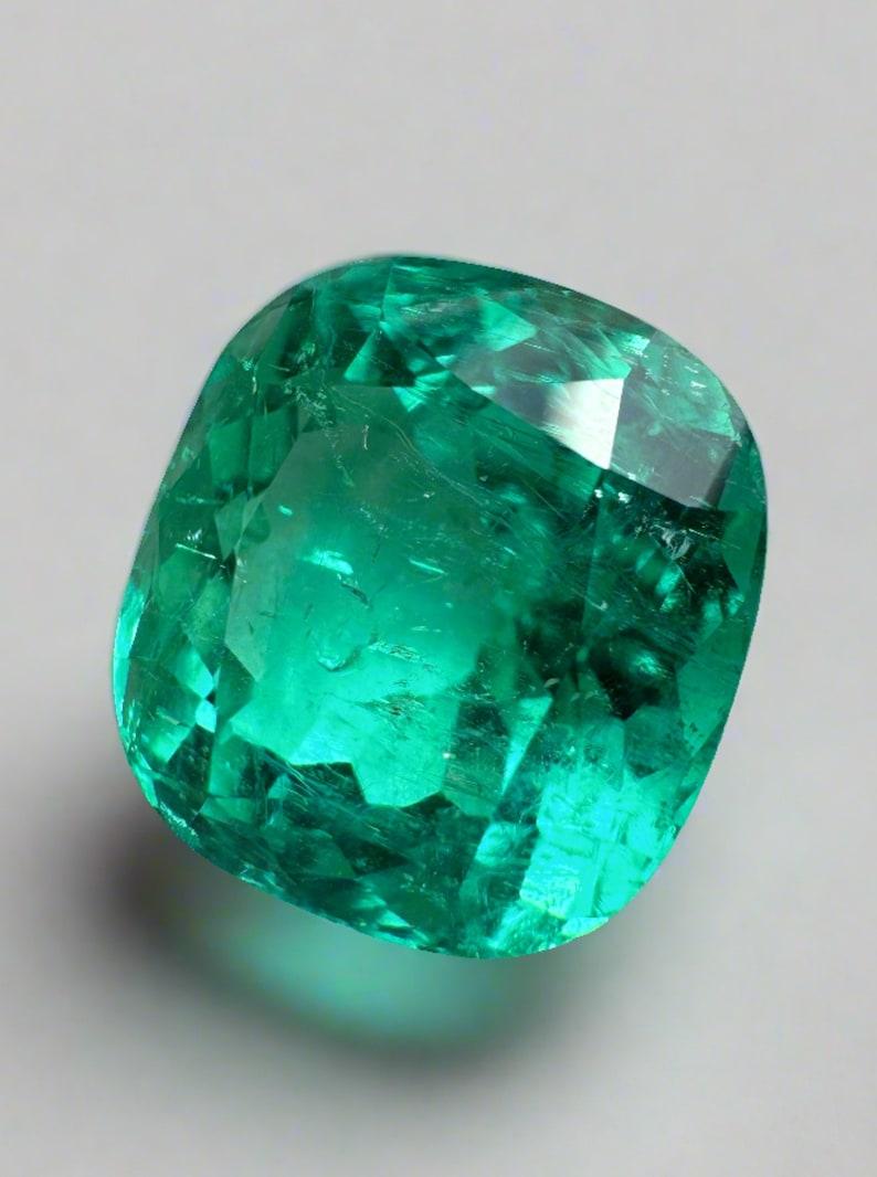 Piedra: Esmeralda
Peso: 8,46 quilates
Forma: Corte de cojín
Claridad: Transparente
Lustre: Excelente-Muy bueno
Color: Verde azulado
Medidas: 12,63 mm x 11,70 mm x 8,81 mm
Origen geográfico: Colombia
Tratamiento: Claridad mejorada (F3)

Esmeralda