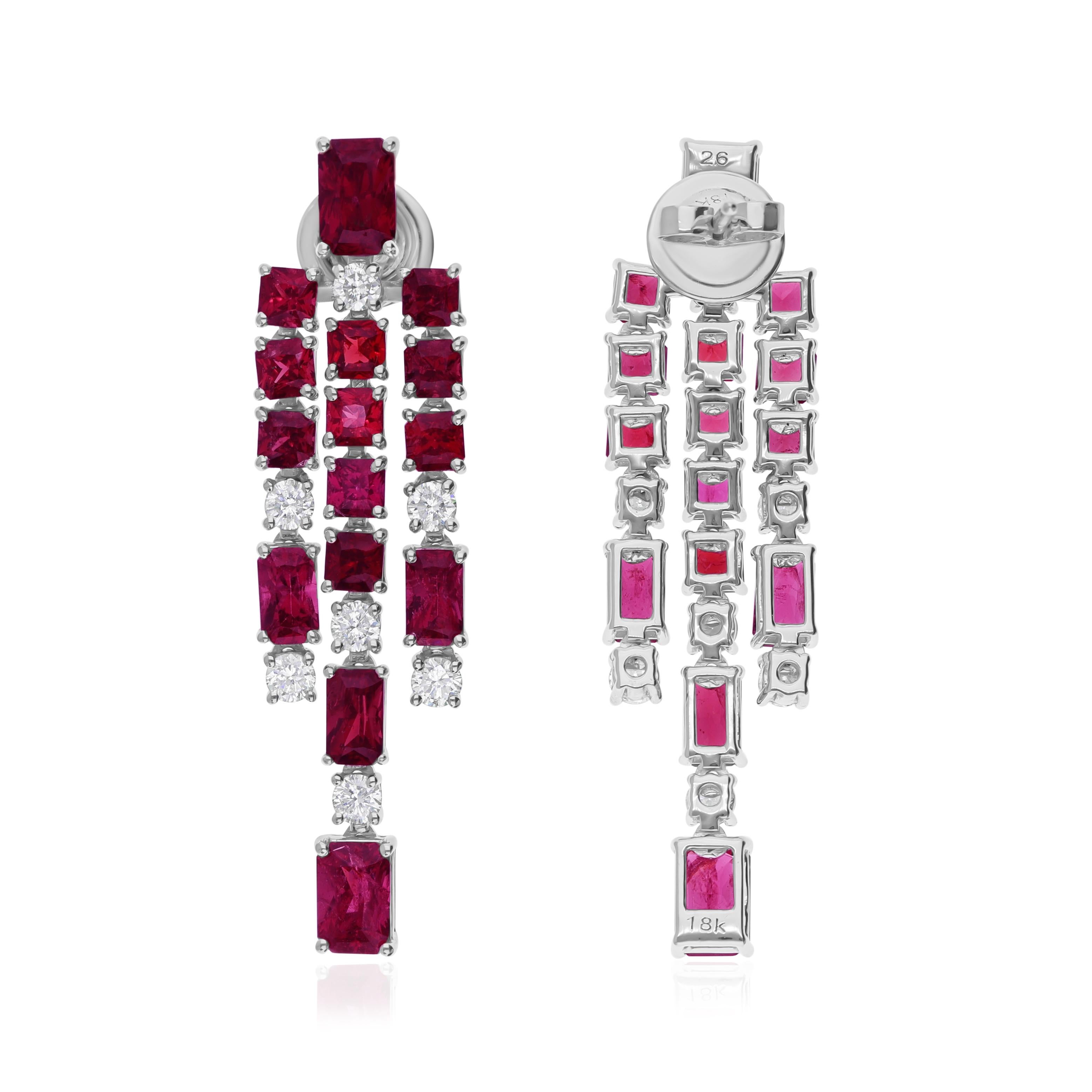 8,46 Carat Red Spinel 1 Ct SI/H Diamond Chandelier Earrings 14 Karat White Gold Presenta una silhouette a tripla goccia composta da rubini alternati di taglio rotondo, ovale e smeraldo e diamanti bianchi brillanti. I rubini rosso intenso sono