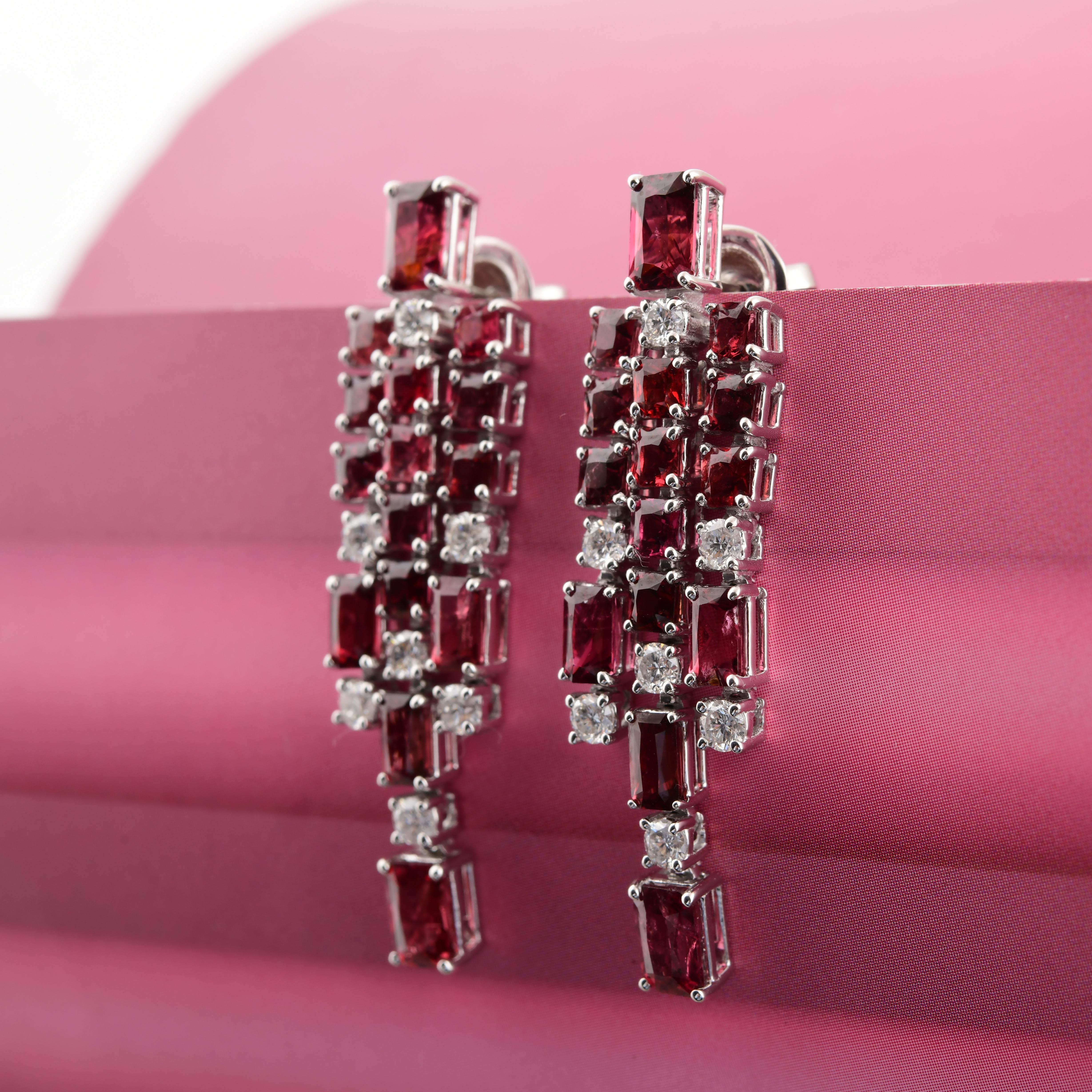 Taglio rotondo 8,46 Carati Spinello Rosso 1 Ct SI/H Diamante Orecchini a lampadario Oro Bianco 14 Carati in vendita