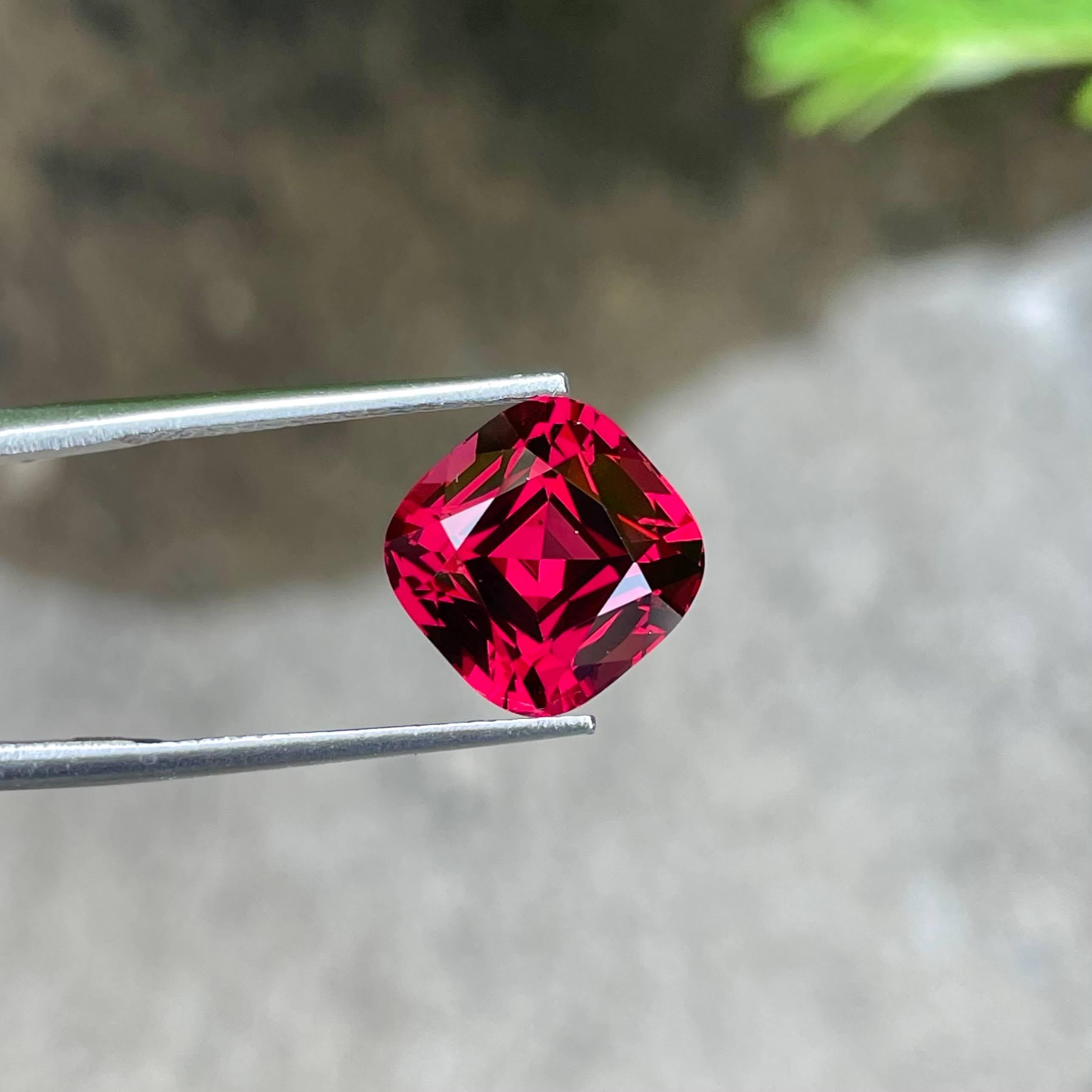 8.46 carats Reddish Pink Garnet Square Cushion Cut Natural Tanzanian Gemstone In New Condition For Sale In Bangkok, TH