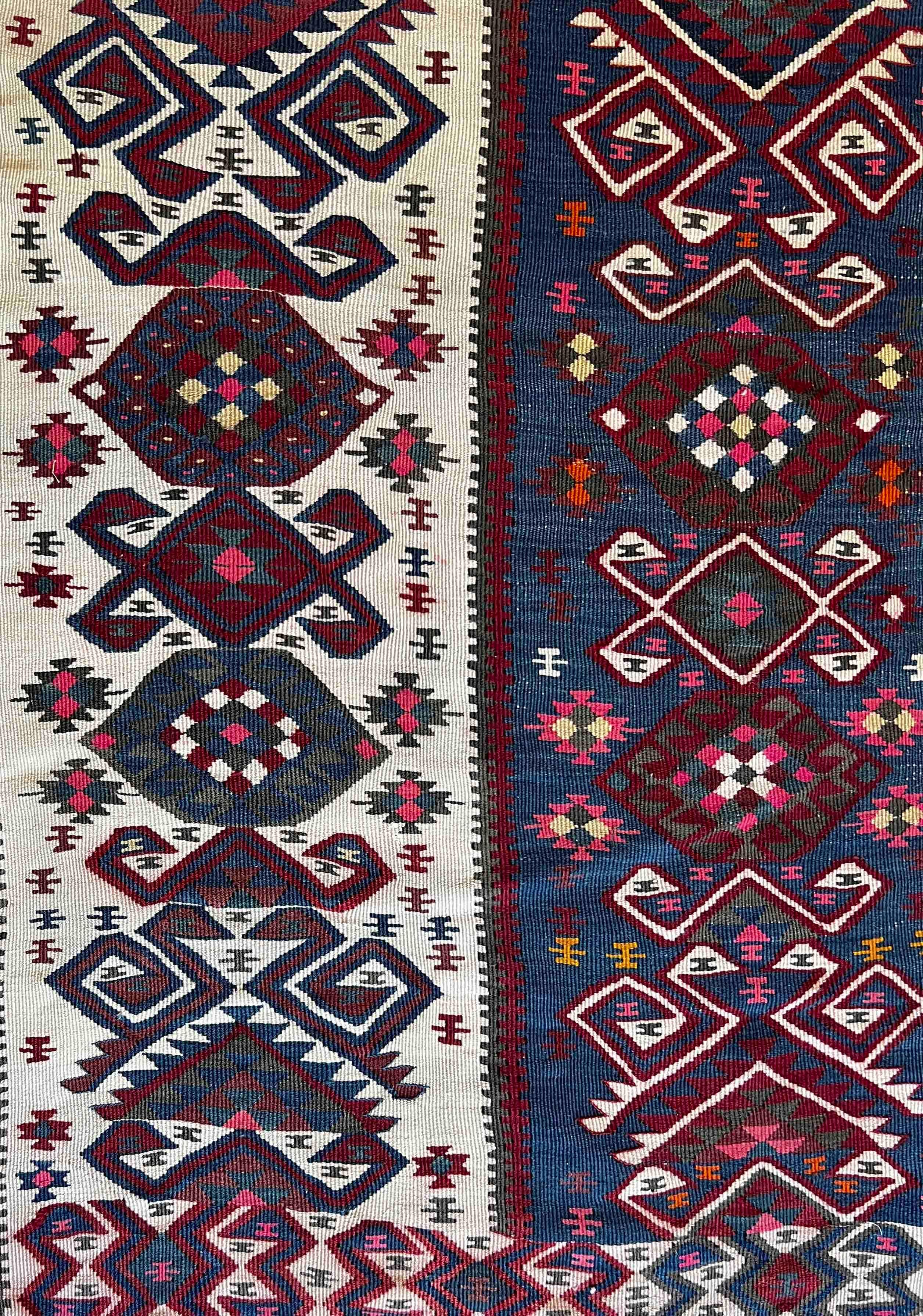 Kilim in der Türkei, die geometrische Formen im Stammesstil darstellen.
Hohe Qualität, schöne Grafiken und bemerkenswerte Finesse.

Perfekter Erhaltungszustand.

Maße: 104.33 in. x 70.07 in.


Türkischer Haupt-Kilim, der die verschiedenen Formen des