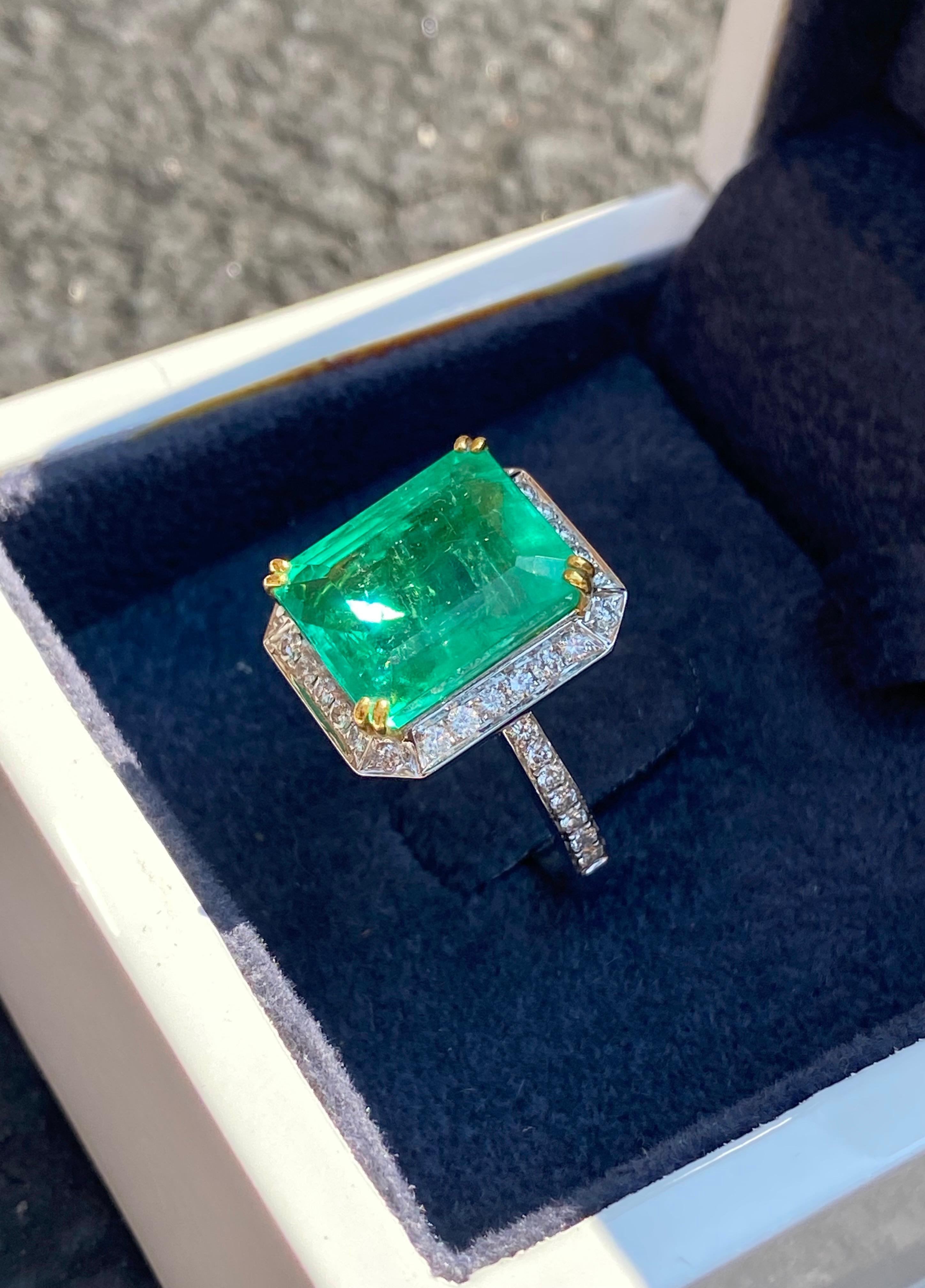 Modern 8.47 Carat Emerald-Cut Colombian Emerald and Diamond Vintage Cocktail Ring For Sale