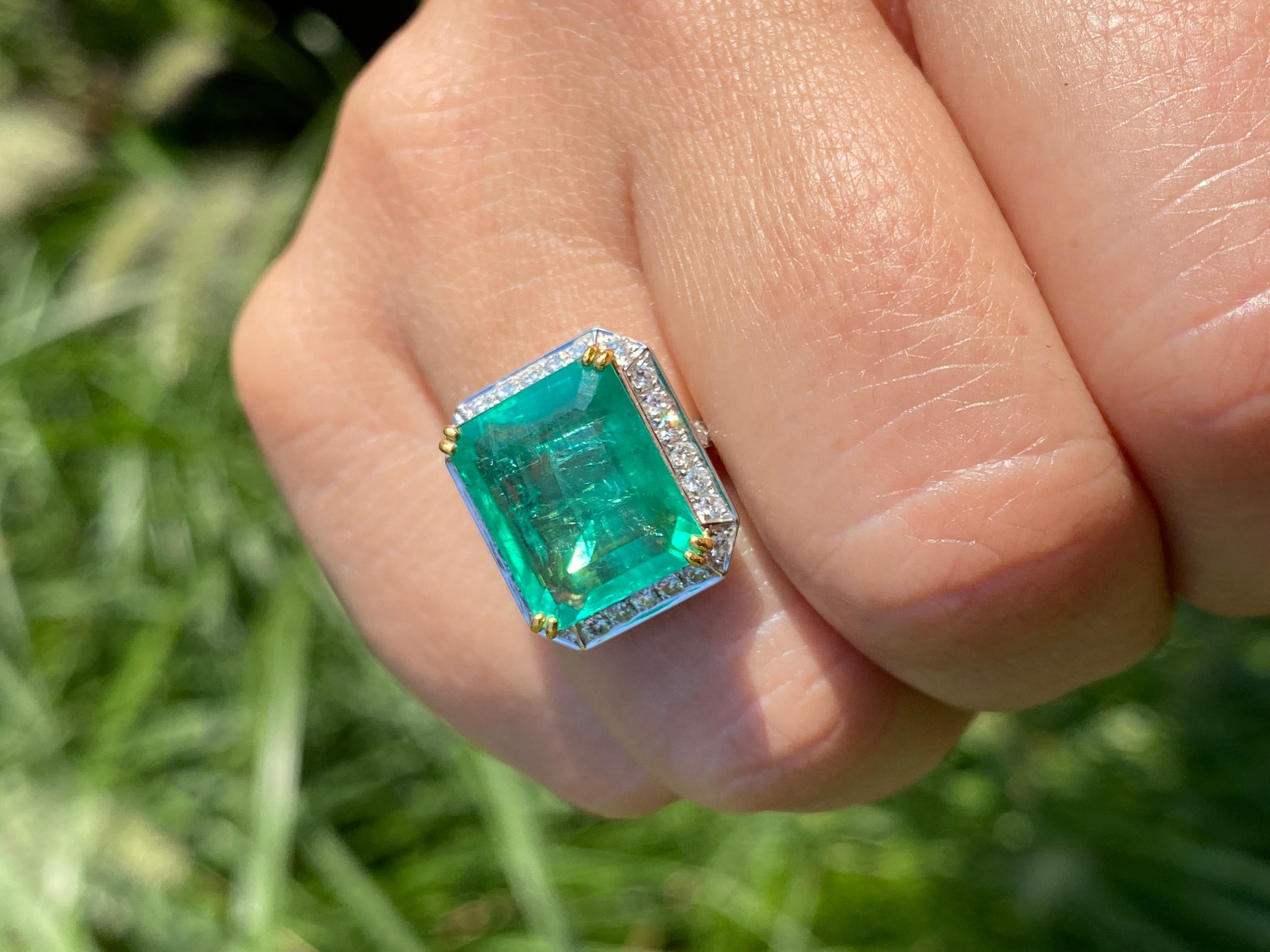 Bague cocktail vintage en émeraude colombienne taillée en émeraude et diamants de 8,47 carats en vente 4