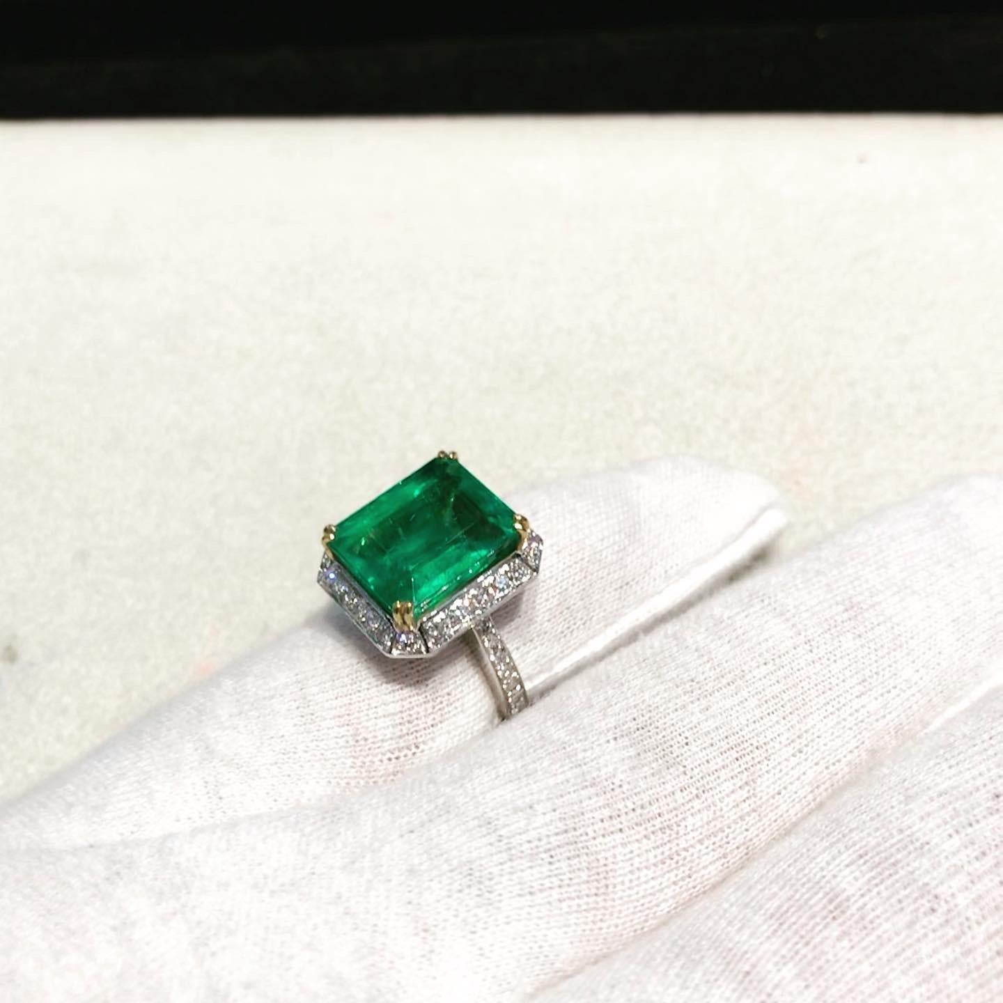 8.47 Carat Emerald-Cut Colombian Emerald and Diamond Vintage Cocktail Ring For Sale 7