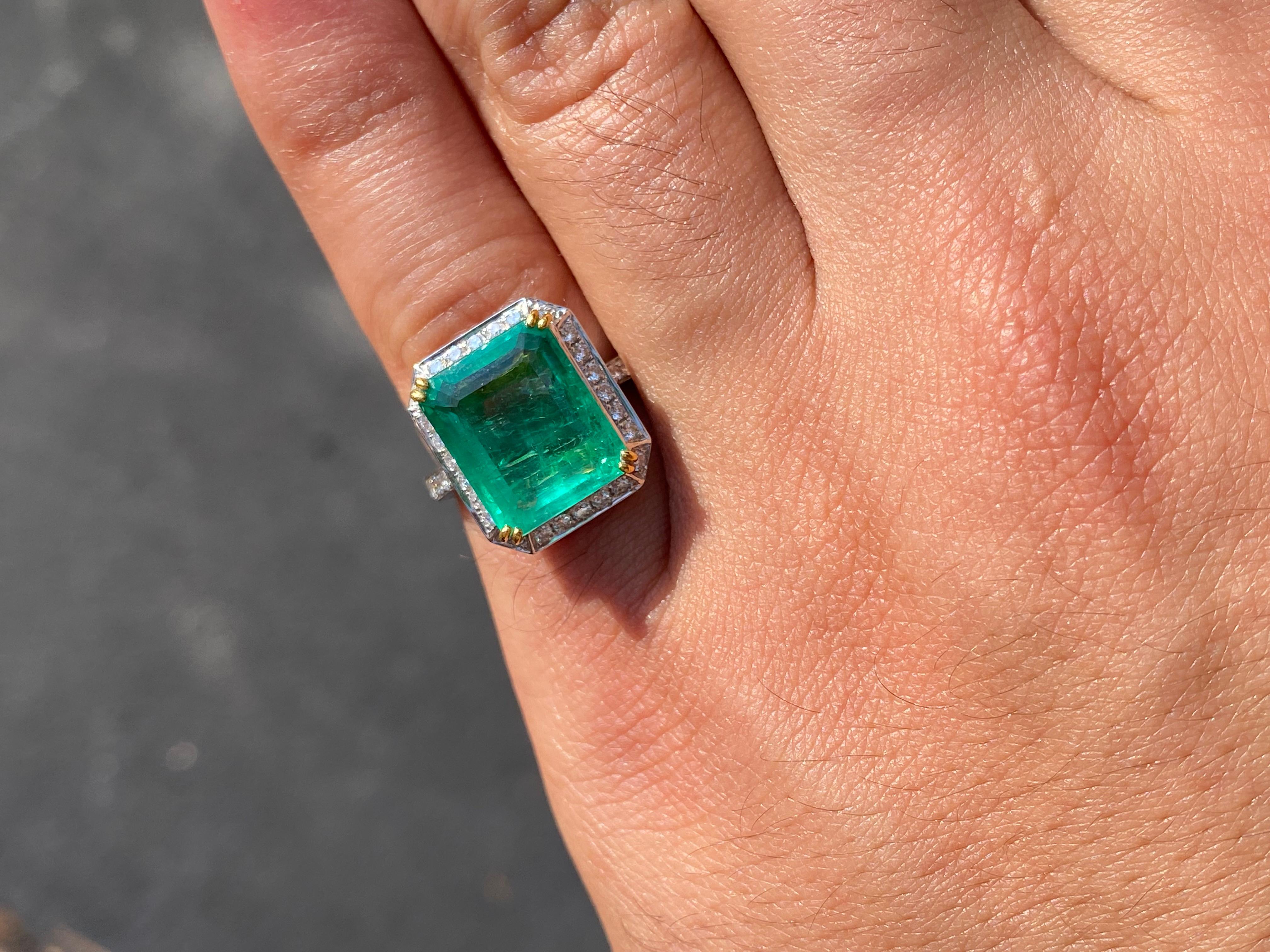 Modern 8.47 Carat Emerald-Cut Colombian Emerald and Diamond Vintage Cocktail Ring For Sale