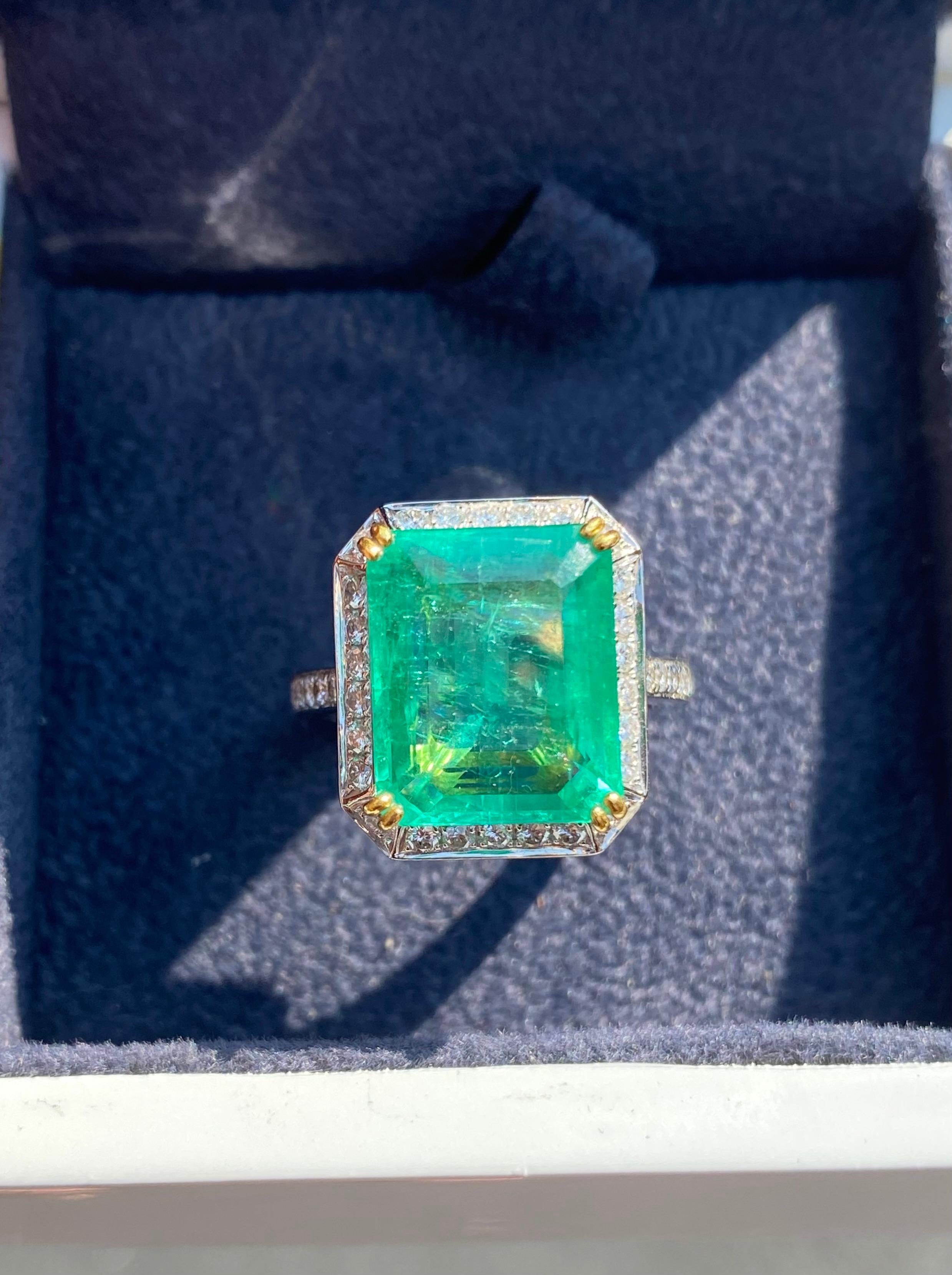 Women's 8.47 Carat Emerald-Cut Colombian Emerald and Round Diamond Halo Cocktail Ring For Sale