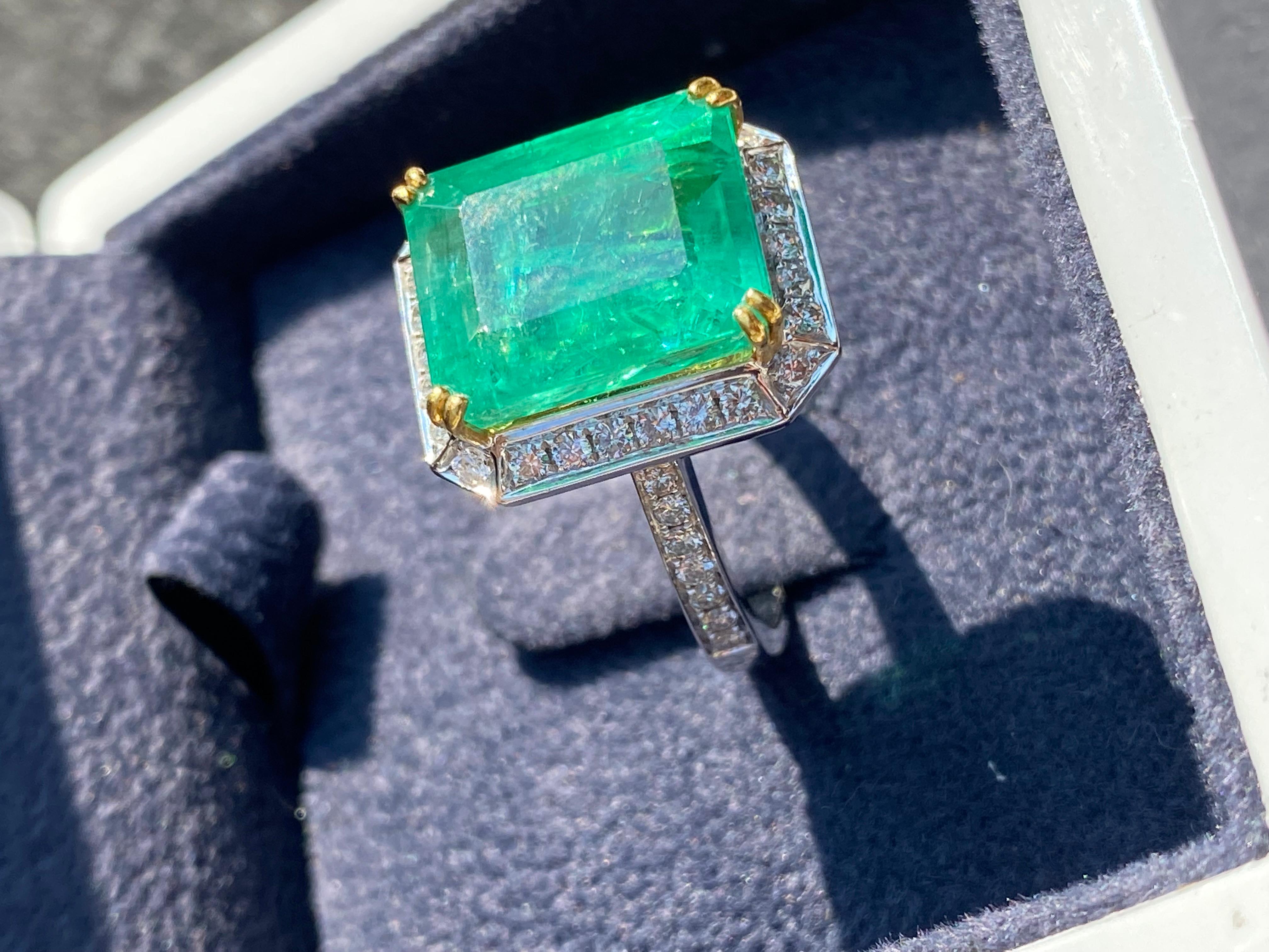 Bague cocktail vintage en émeraude colombienne taillée en émeraude et diamants de 8,47 carats en vente 2