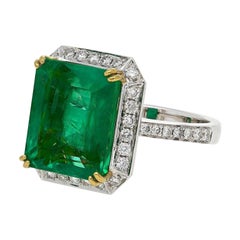8,47 Karat kolumbianischer Smaragd im Smaragdschliff und runder Diamant-Halo-Cocktailring