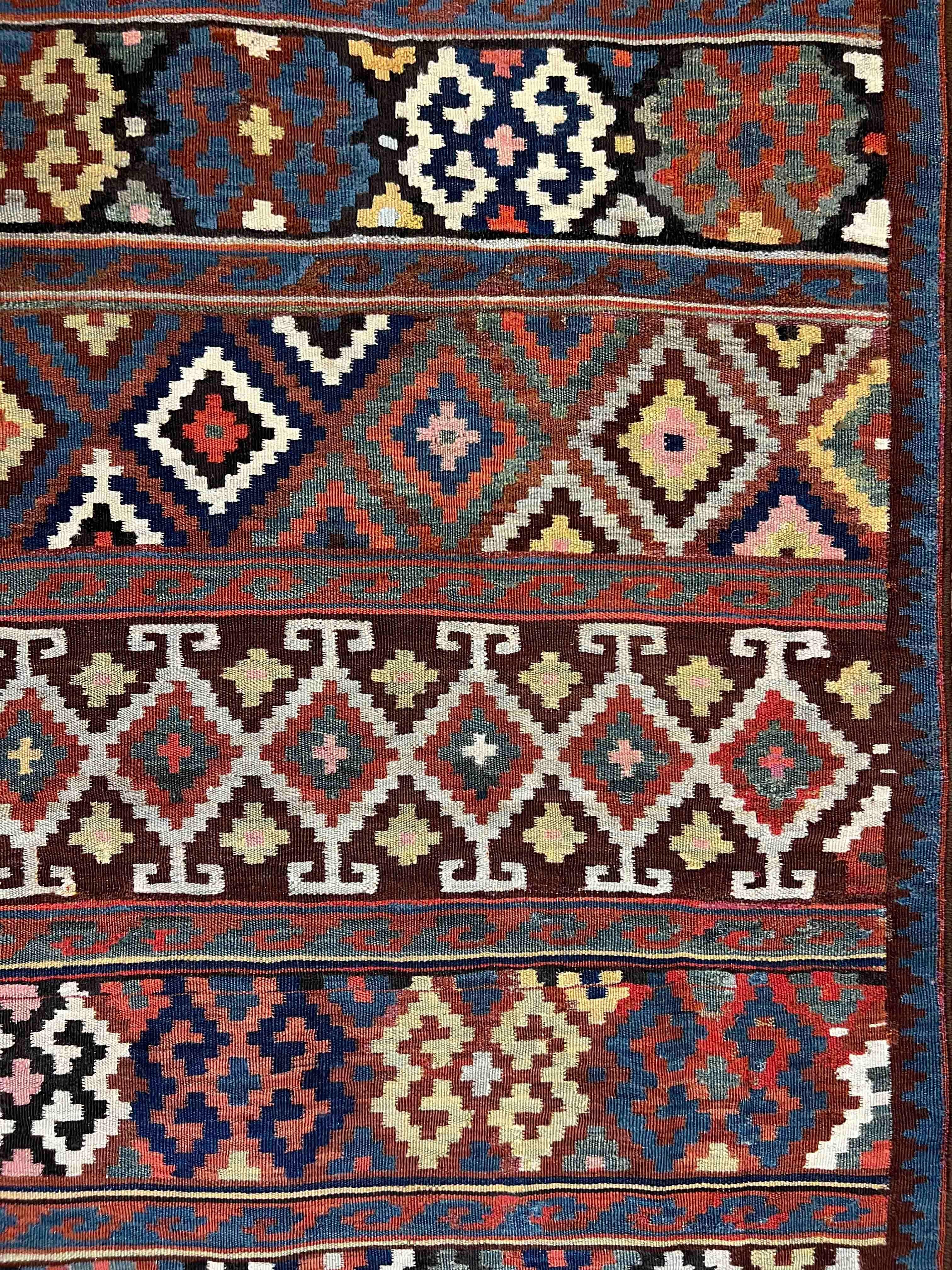Noué à la main 847 - Exceptionnel Kilim de la région du Caucase en laine du 19ème siècle en vente