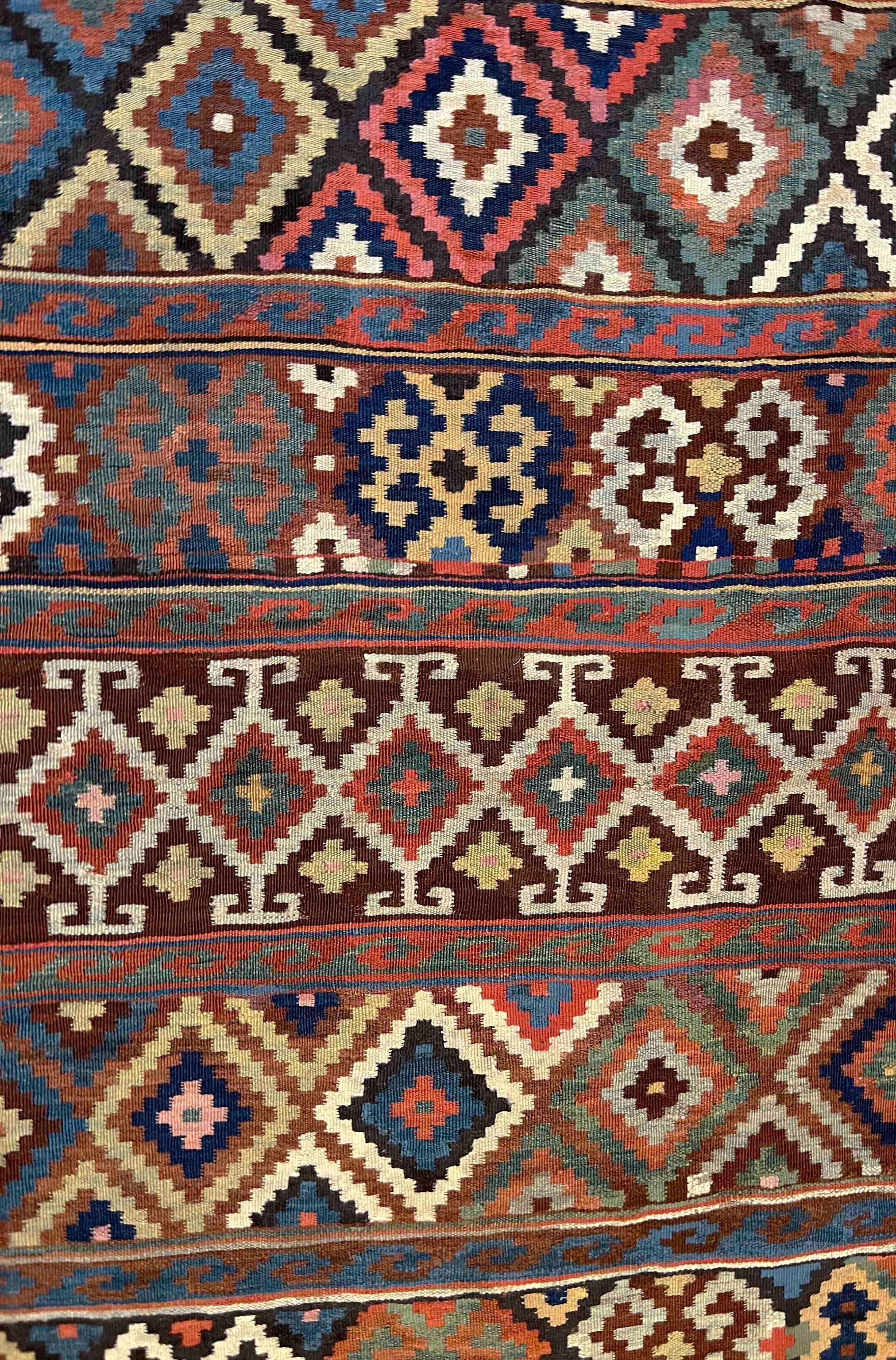 Milieu du XIXe siècle 847 - Exceptionnel Kilim de la région du Caucase en laine du 19ème siècle en vente