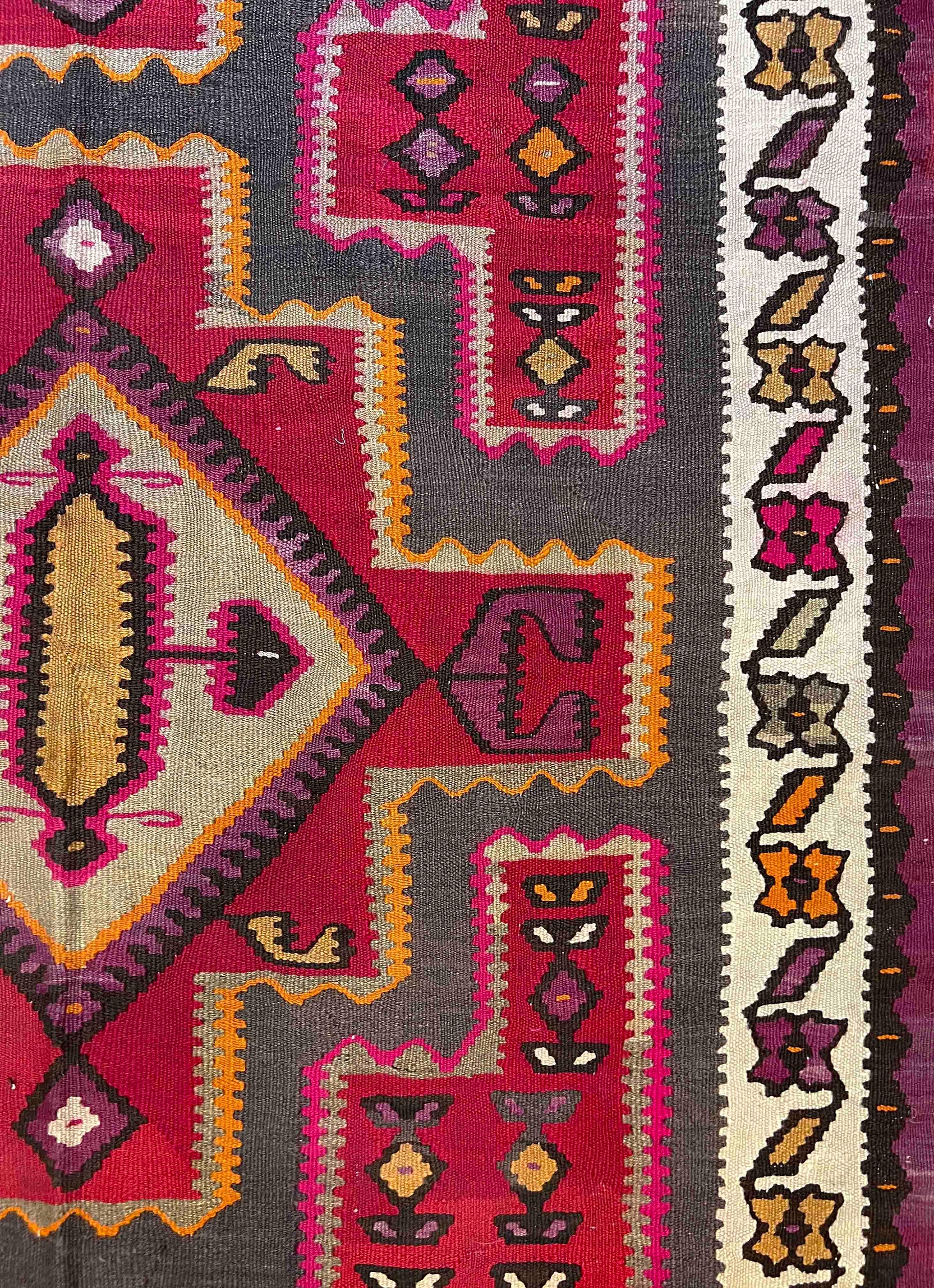 848 - Schöner langer Kelim aus Kurdischem Stammeskunststil im Angebot 3