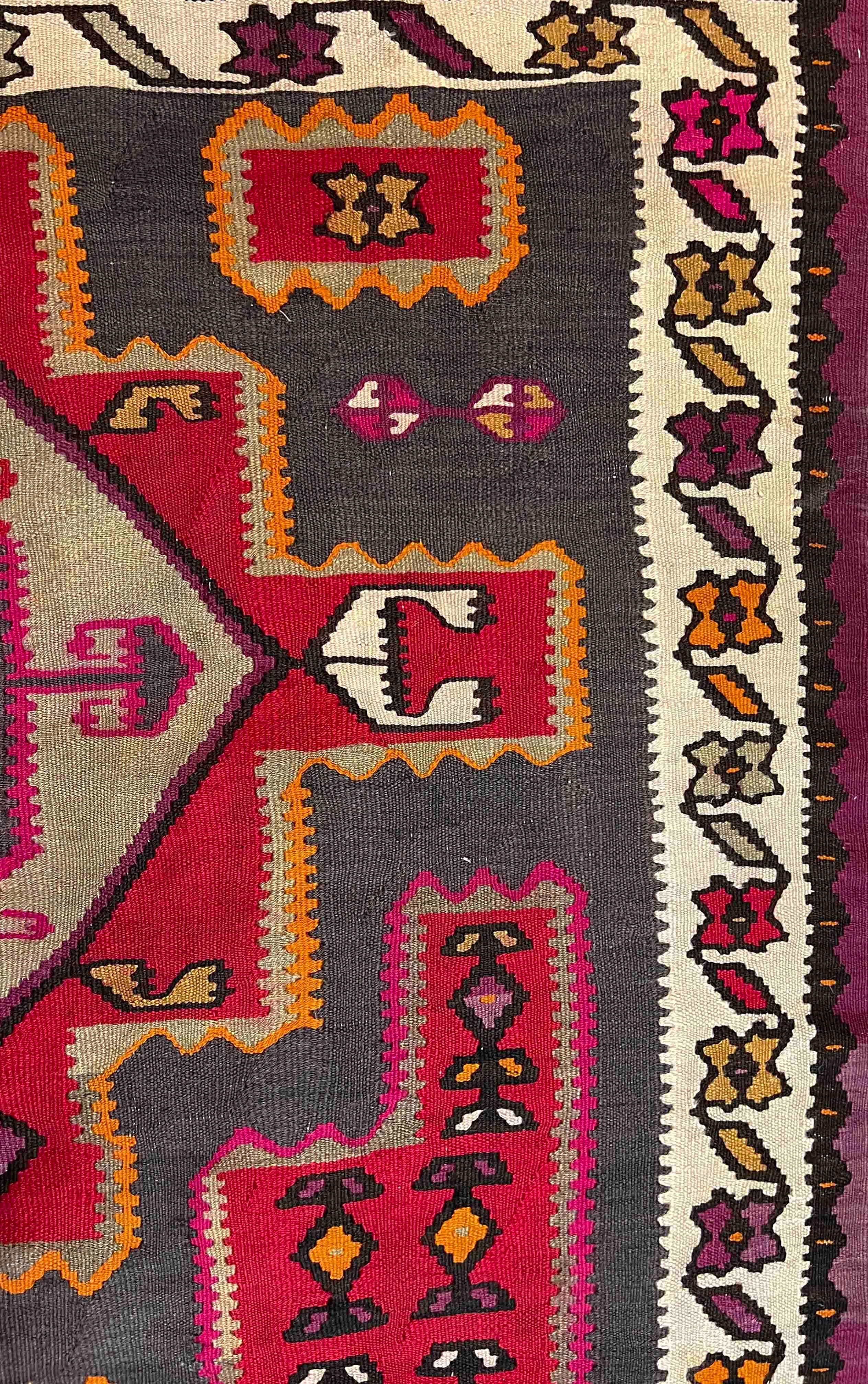 848 - Schöner langer Kelim aus Kurdischem Stammeskunststil im Angebot 4