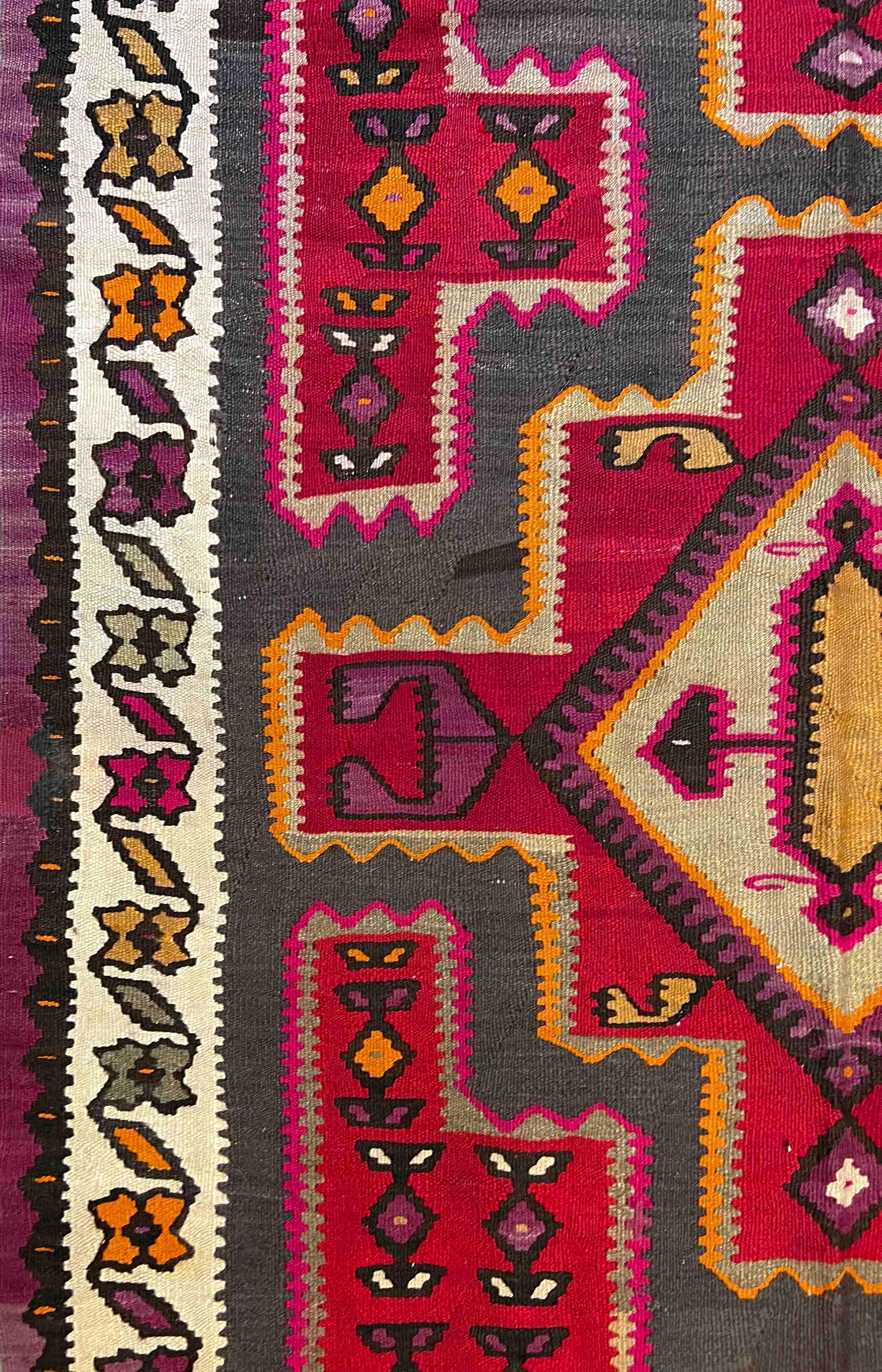 848 - Schöner langer Kelim aus Kurdischem Stammeskunststil im Angebot 2