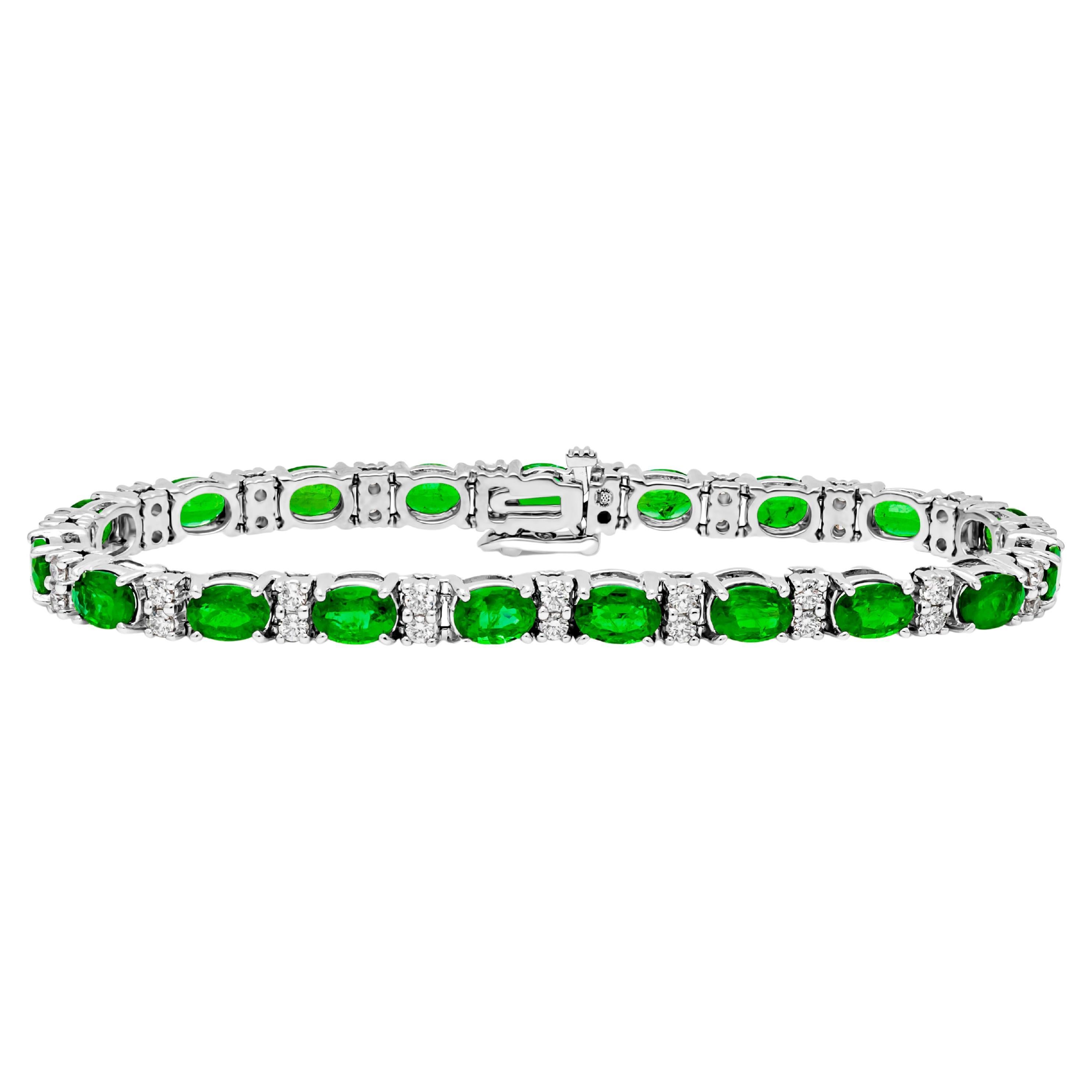 Una exquisita pulsera de tenis, con vibrantes esmeraldas de talla ovalada de 8,48 quilates en total, engastadas en una clásica montura de cuatro garras. Espaciados uniformemente por dos diamantes de talla redonda, engastados en garras compartidas.