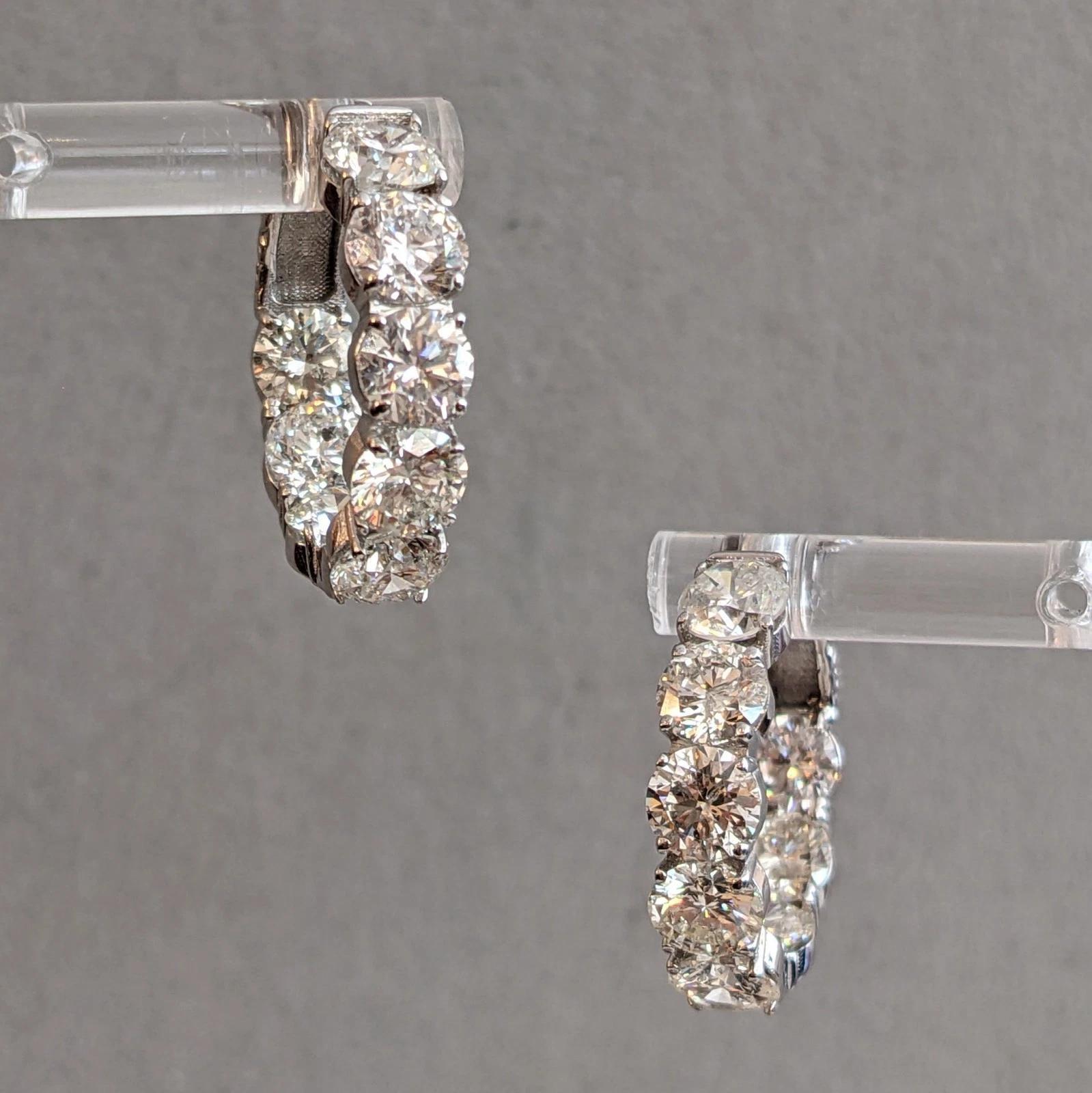 Natürliche runde Diamant-Ohrringe aus 14k Weißgold 8,48 cttw 

Die Naturdiamant-Reifen verfügen über 16 runde Brillanten auf der Innen- und Außenseite und sind in 14k Weißgold gefasst. Jeder Diamant hat durchschnittlich 0,53 Karat.

Das