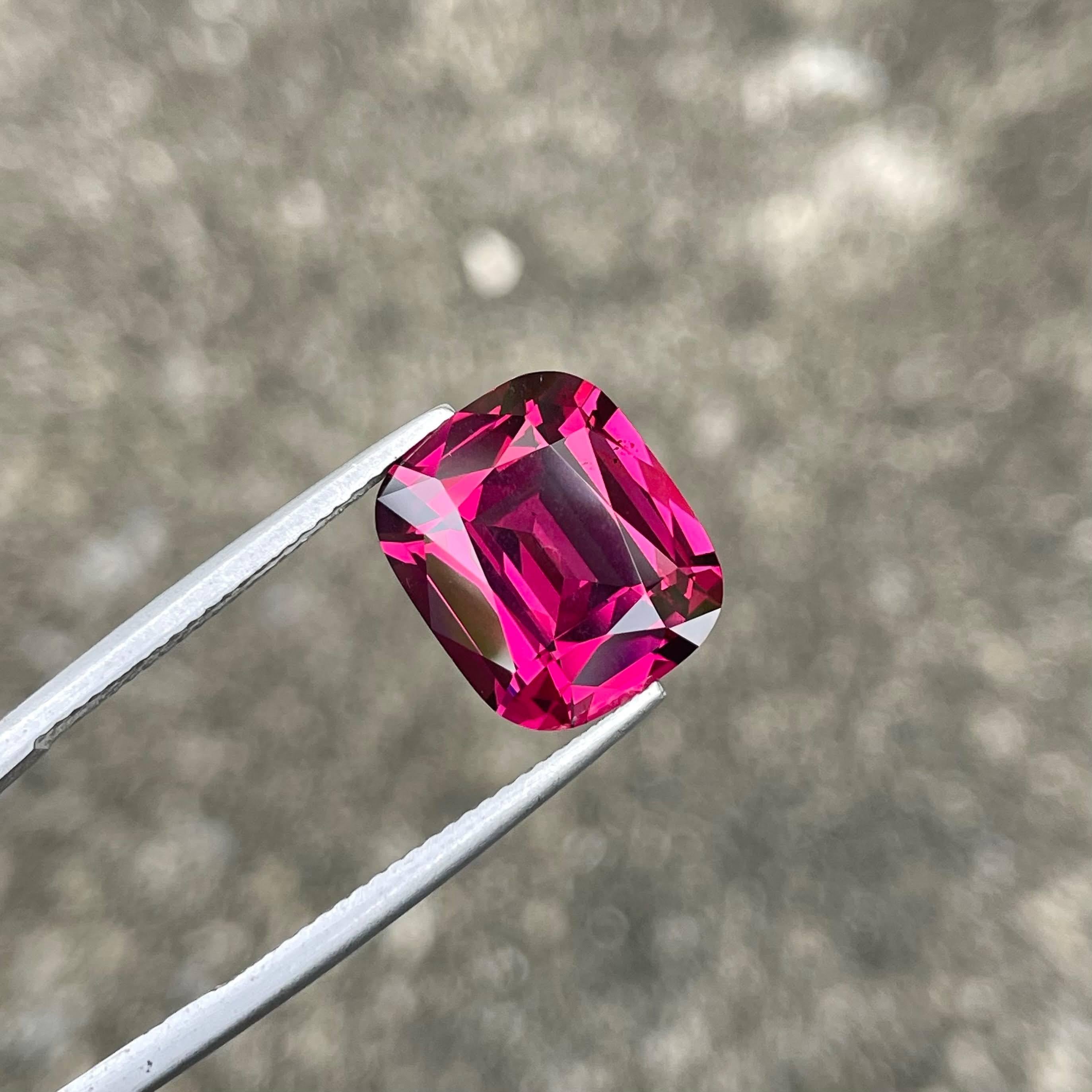 da uomo o donna 8.49 carats Loose Vibrant Pink Garnet Stone Cushion Cut Natural Tanzanian Gems in vendita