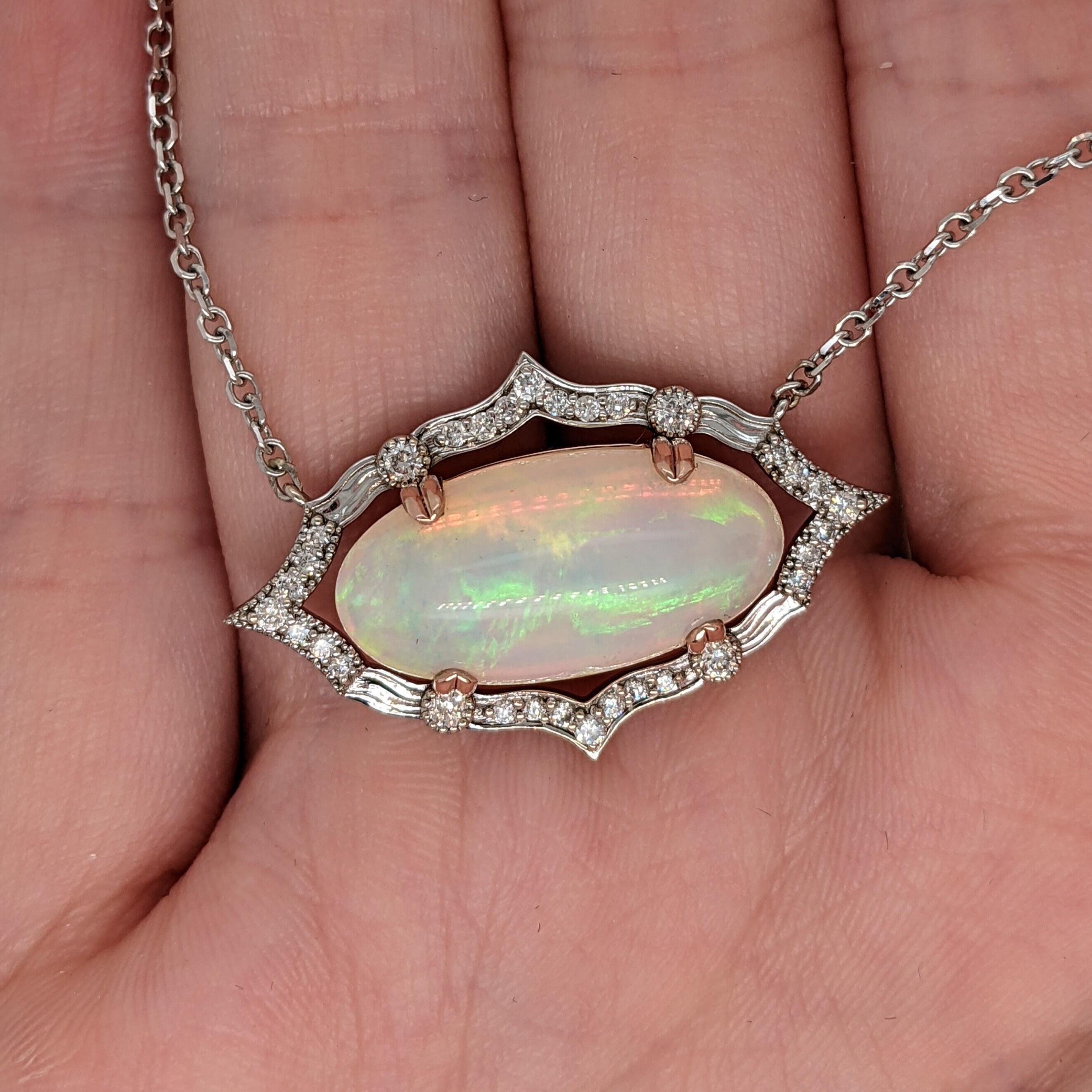 Cette magnifique opale éthiopienne de grande taille brille dans ce pendentif unique de style vintage en or rose et blanc 14k avec deux tailles de diamants ronds en accents.

Parfait pour les cadeaux, les anniversaires ou toute autre occasion
