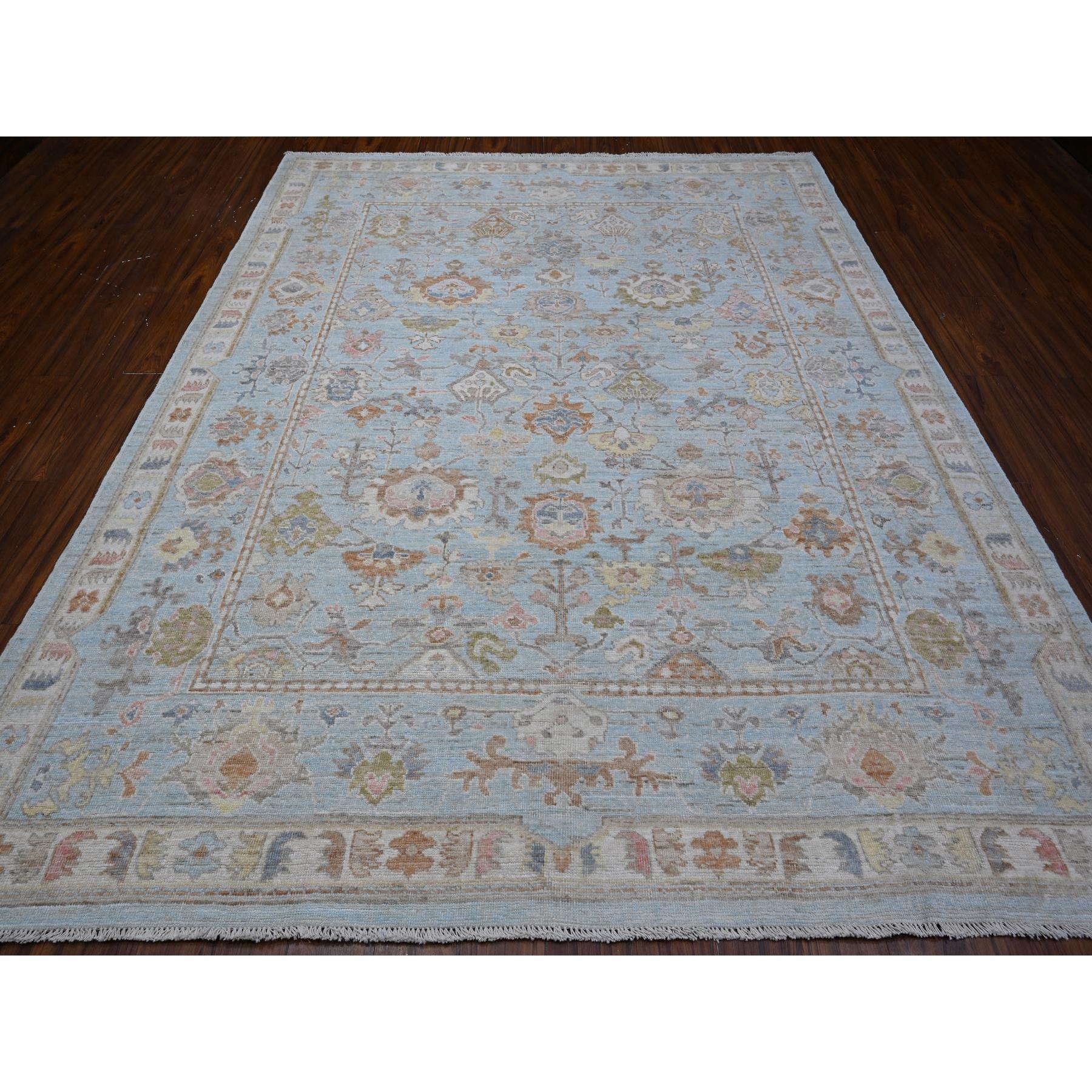 Si tratta di un autentico tappeto orientale di Angora Oushak, annodato a mano, in pura lana, unico nel suo genere. È stato annodato per mesi e mesi con tecniche di tessitura secolari da esperti artigiani.
Materiali primari: Lana
Lattice: No Pile