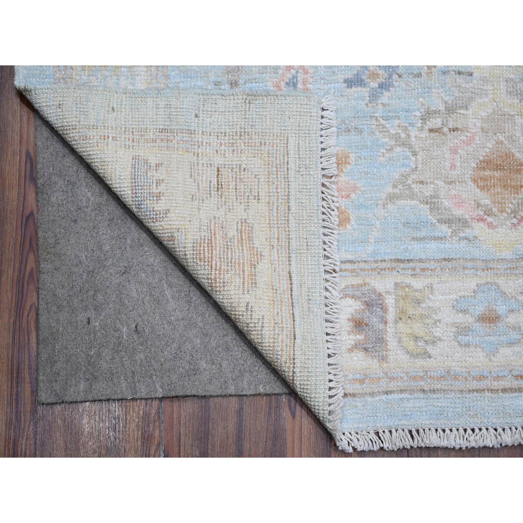 Annodato a mano Tappeto orientale Oushak blu all over Village Elements con trama in lana e angora in vendita