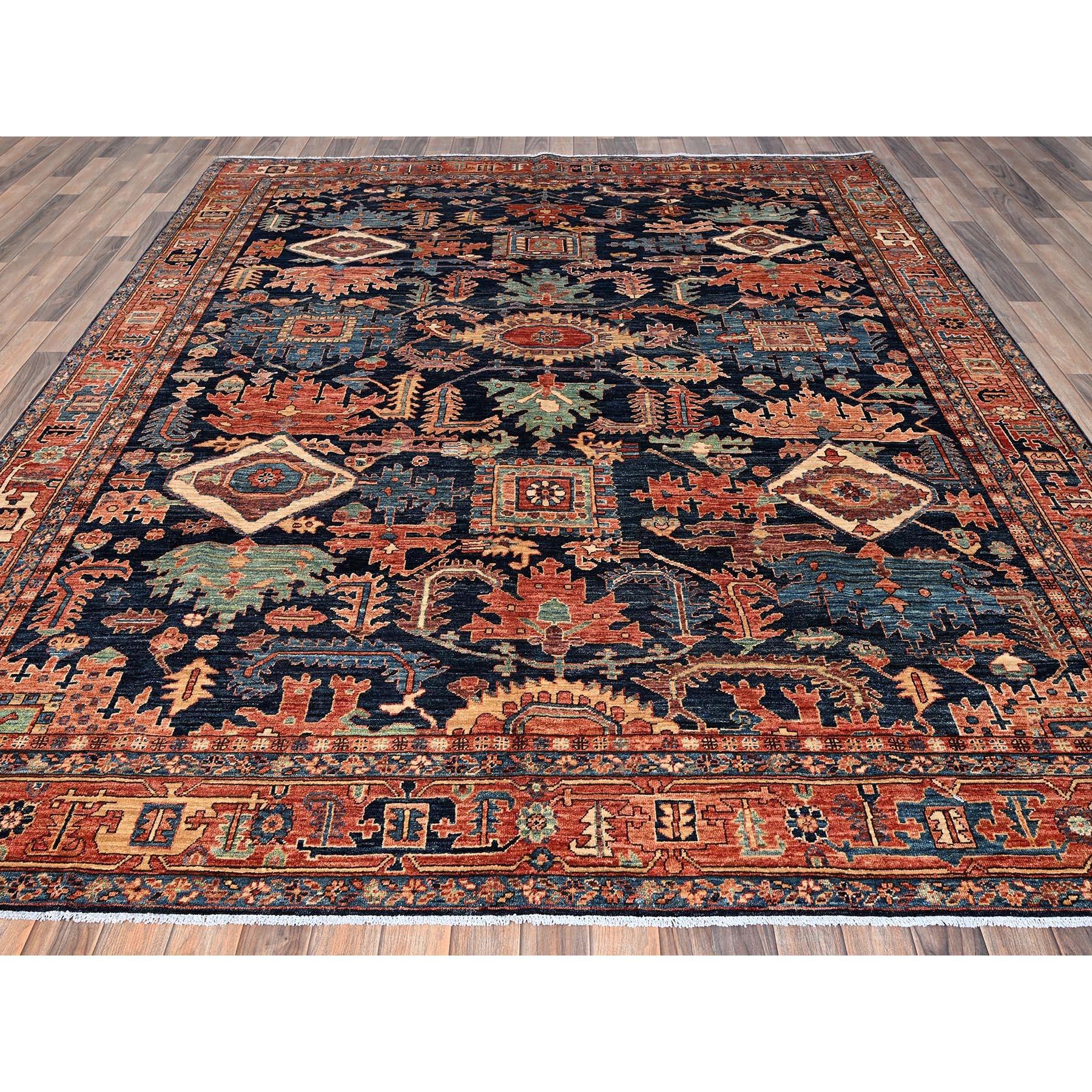 Bleu nuit, Perse du Nord-Ouest avec motif Gul dentelé, noué à la main, Collection Aryana, teintures végétales, poil doux, laine de haute montagne, densément tissé, tapis d'Orient
Matières premières : Laine
Latex : Pas de poils 
hauteur : 0,25