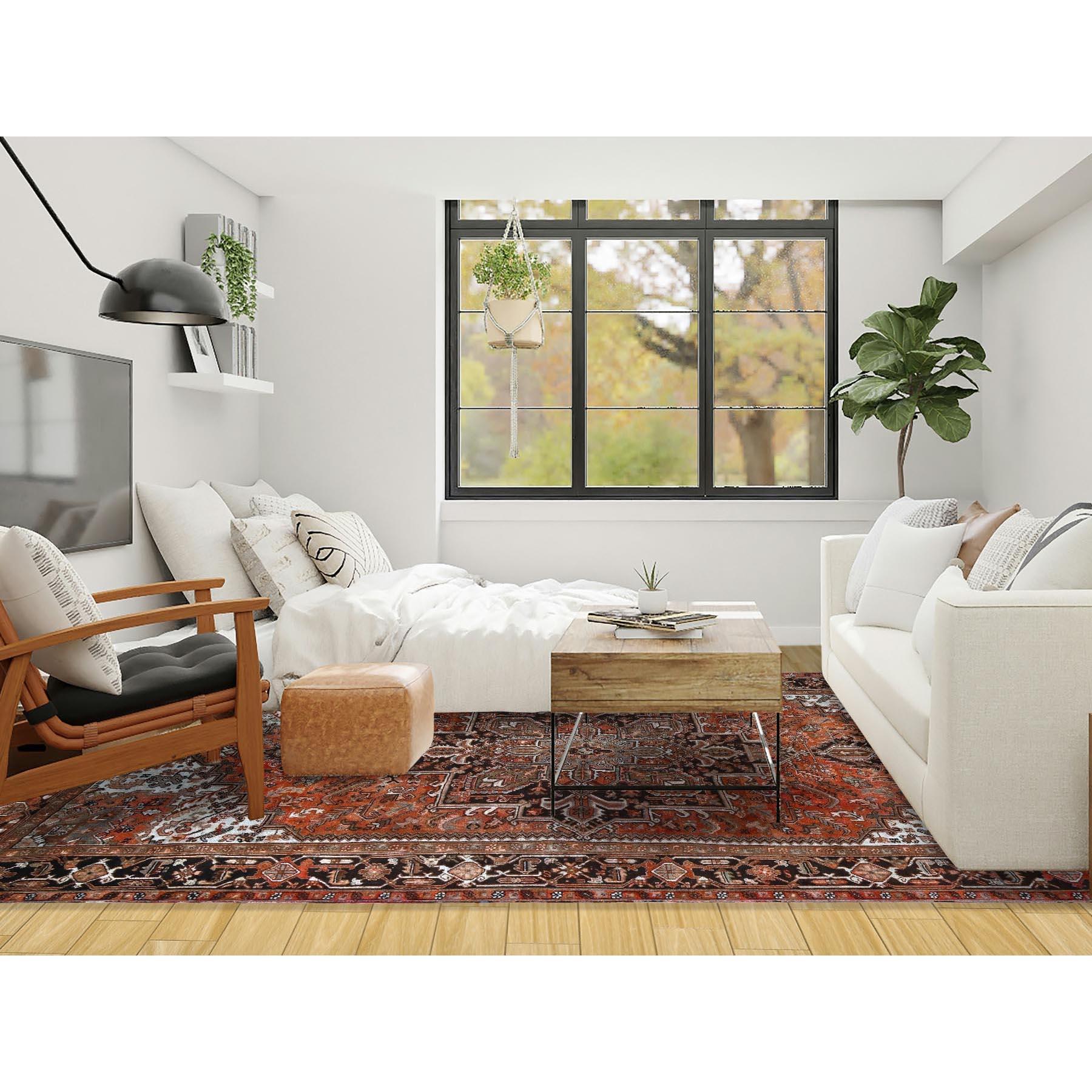 Rostrot, Vintage Persian Heriz mit geometrischem Medaillon-Design, 100% Wolle, handgeknüpft, gleichmäßige Abnutzung, dünn geschnitten, guter Zustand, Seiten und Enden professionell gesichert, Orientteppich
Primäre MATERIALIEN: Wolle
Latex: Kein Flor