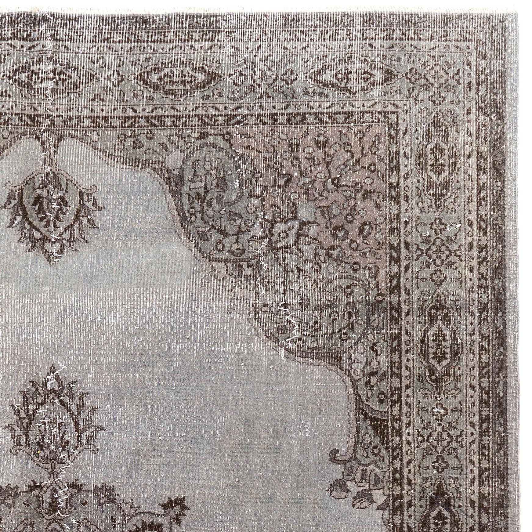 Un tapis turc vintage reteint en gris. Mesures : 8.4 x 11.8 ft.
Finement noué à la main, poils de laine bas sur une base de coton. Lavage profond.
Robuste et pouvant être utilisé sur une zone à fort trafic, il convient aux intérieurs résidentiels