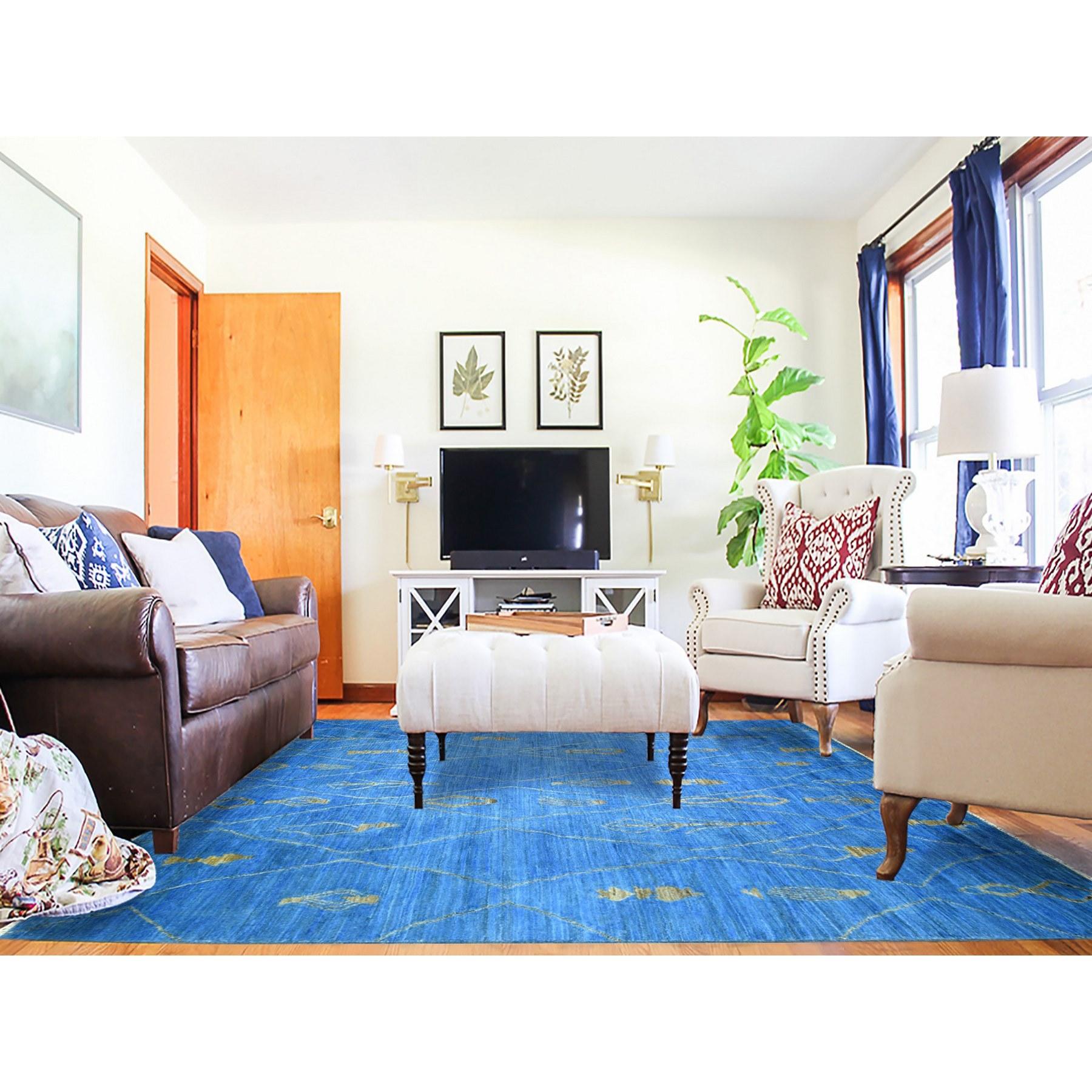Il s'agit d'un véritable tapis d'Orient Boujaad bleu denim, noué à la main, en laine douce et brillante, berbère marocain à motif croisé, teintures naturelles. Il a été noué pendant des mois et des mois selon la technique séculaire de l'artisanat du