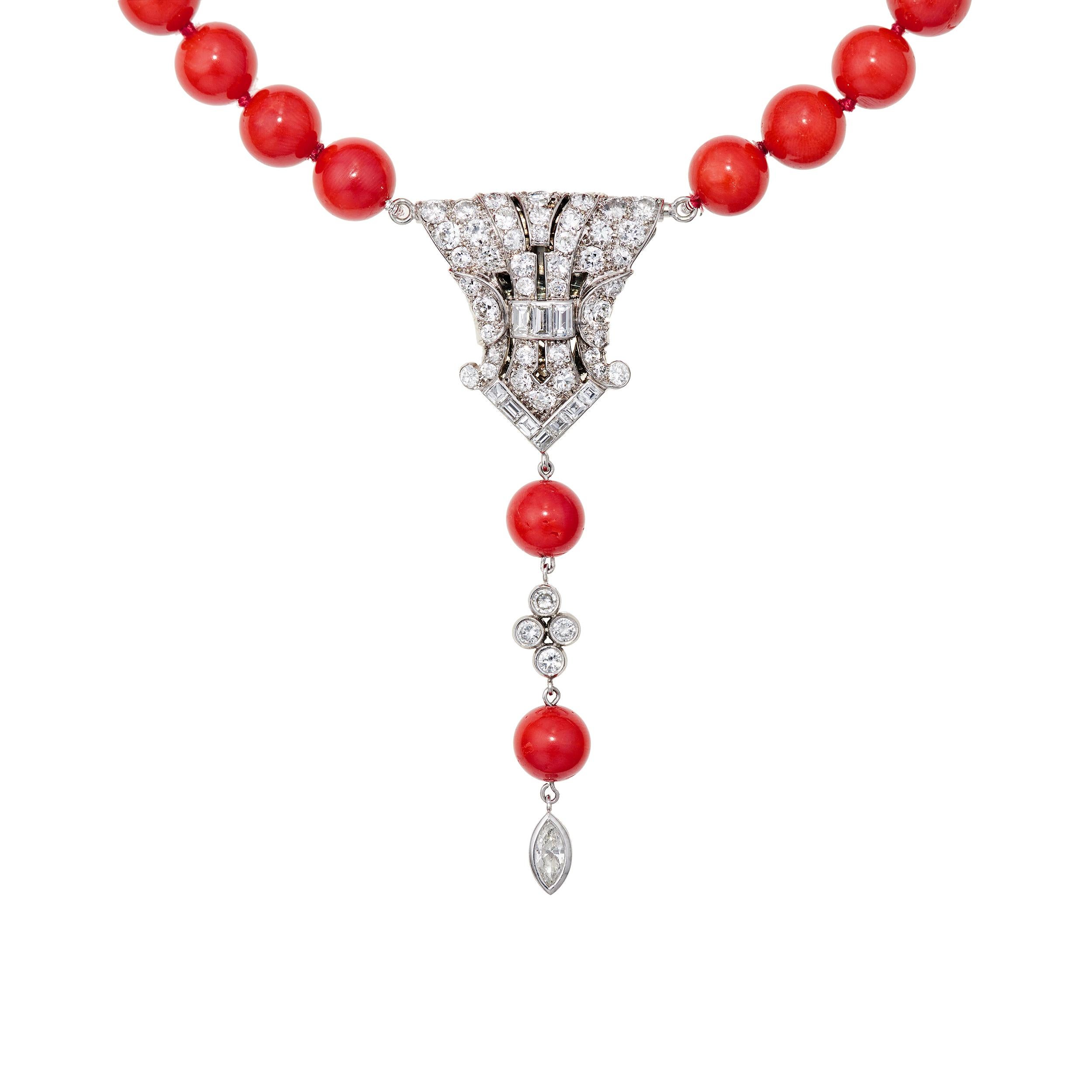 Perle Bracelet en corail sang de bœuf et fermoir en platine et diamants de 3,95 carats certifiés GIA en vente