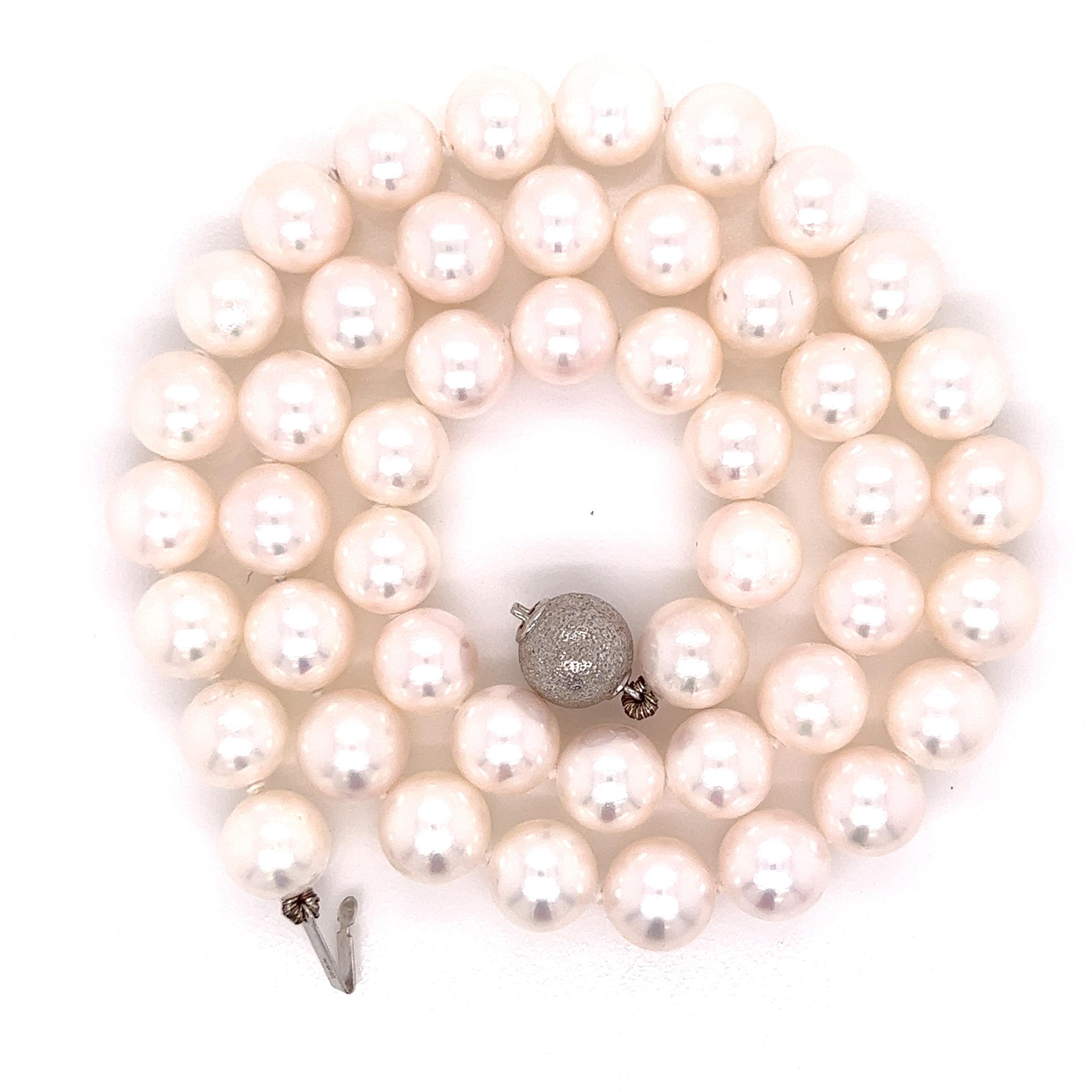 Complétez votre look de luxe classique avec ce collier de 17 pouces de perles de culture japonaises Akoya.  Ces perles de 8,5 à 9 mm sont d'une couleur blanche lumineuse à rose clair. Ils sont considérés comme 