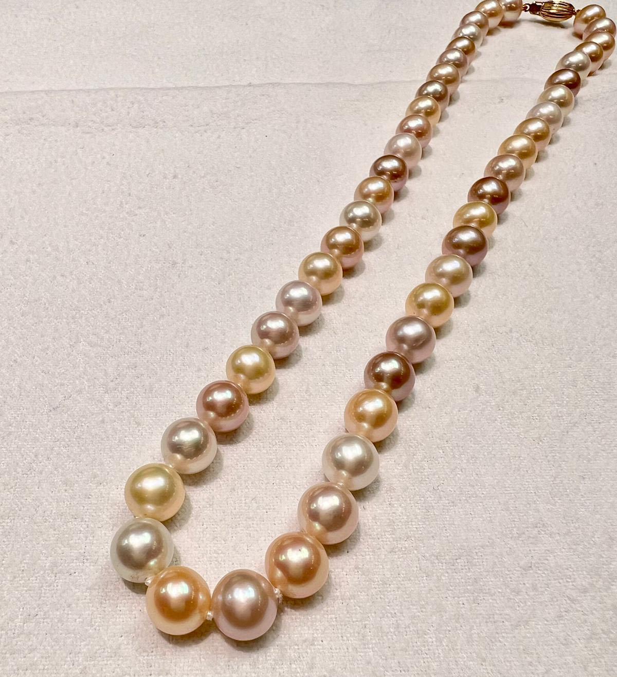 Australische mehrfarbige Perle mit Verschluss aus 14 Karat Gelbgold Damen im Angebot