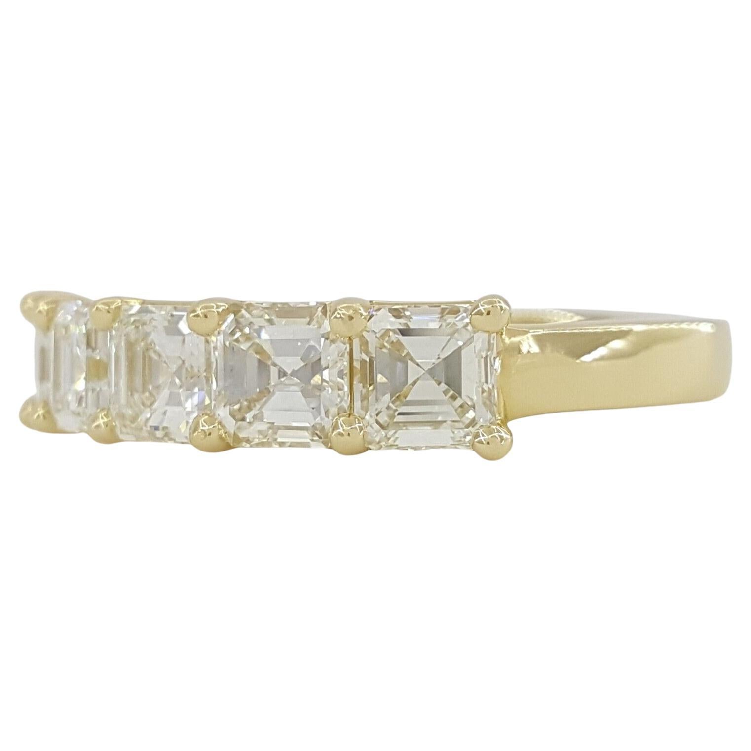 Moderne Ritani, bague jonc en or jaune 18 carats avec 5 pierres et diamants taille émeraude de 2,5 carats en vente