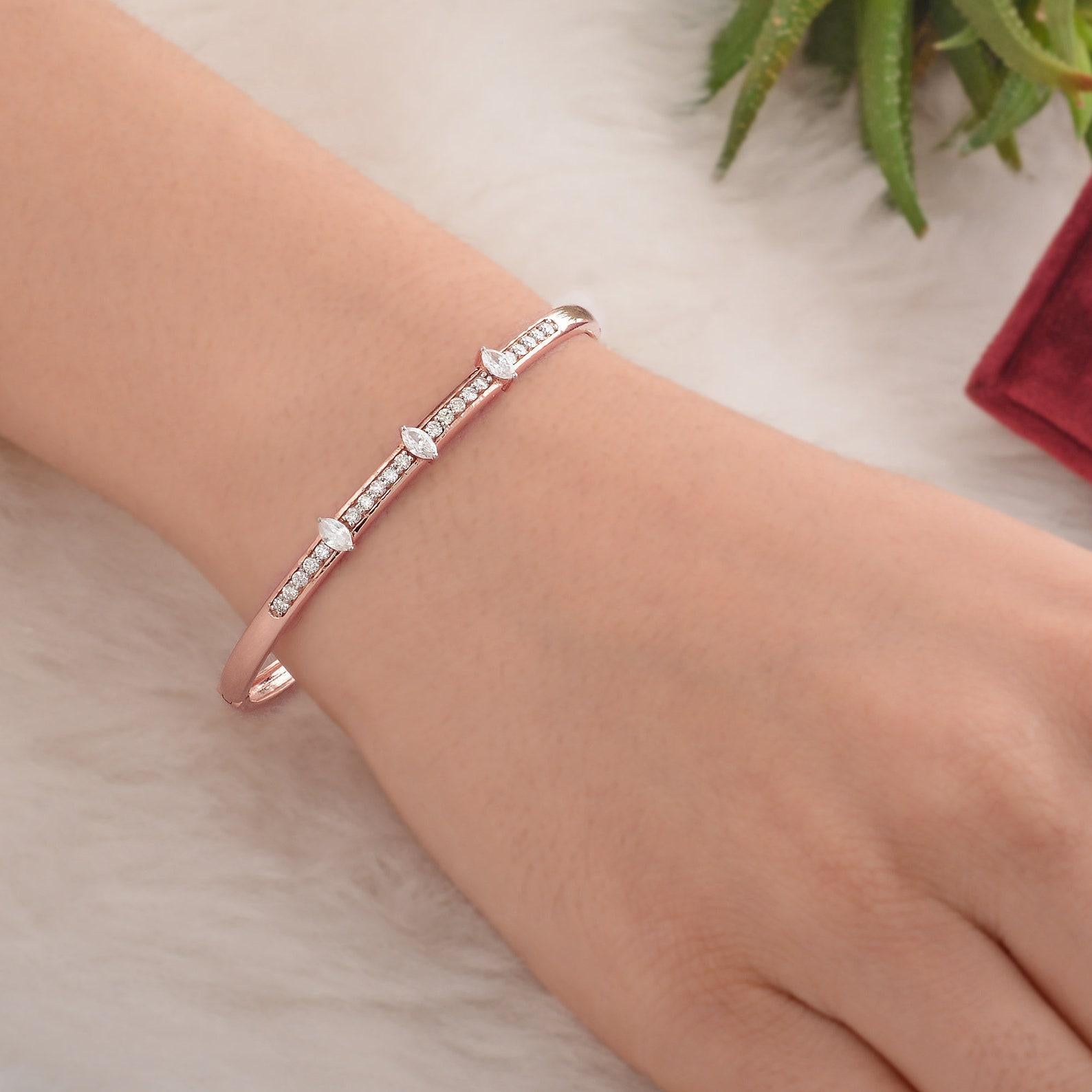 Un magnifique bracelet fabriqué à la main en or 14K et serti de 0,85 carats de diamants étincelants. 

SUIVEZ la vitrine de MEGHNA JEWELS pour découvrir la dernière collection et les pièces exclusives. Meghna Jewels est fièrement classé parmi les