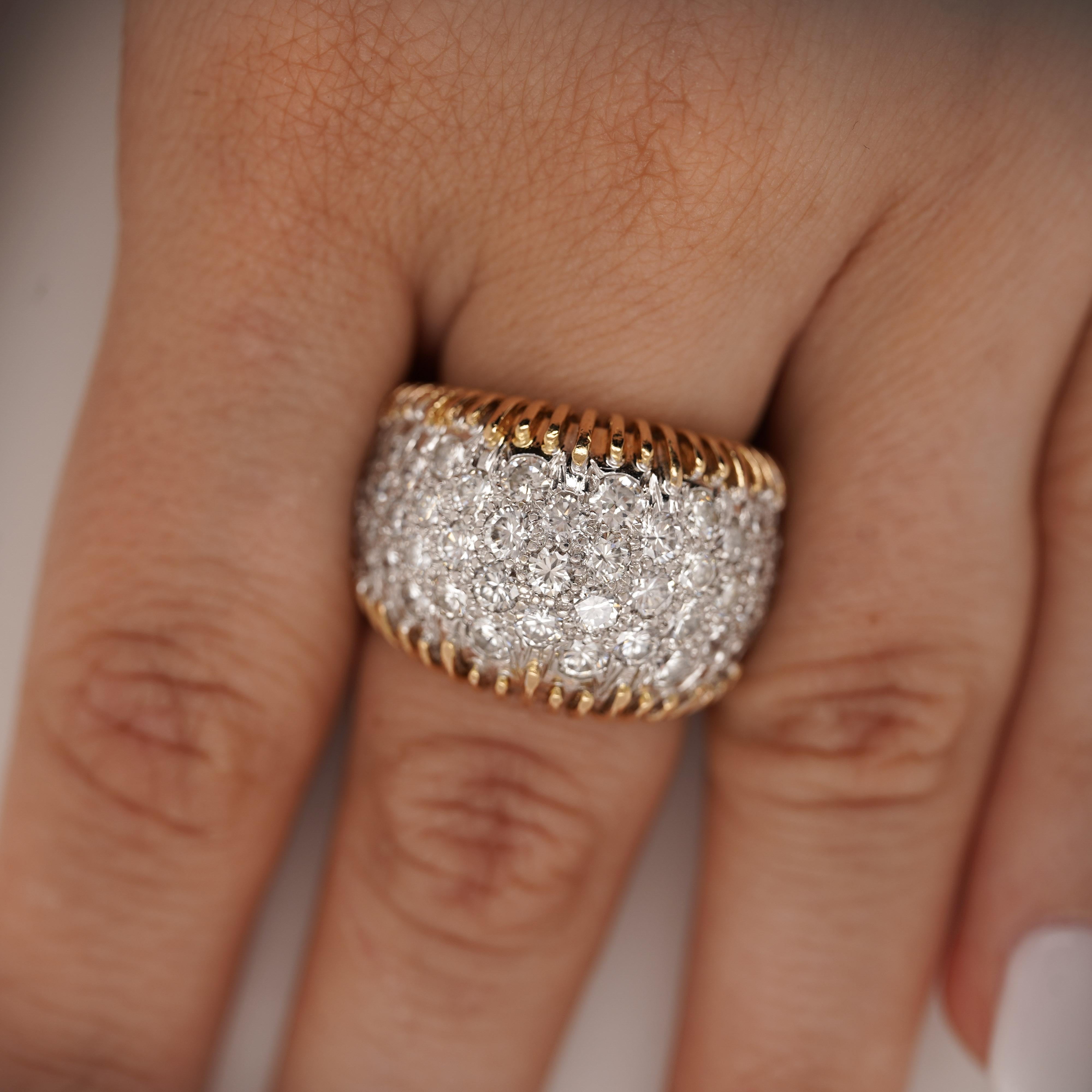 Cette luxueuse bague à diamant éblouit par ses 8,5 carats de diamants ronds de taille brillant de couleur F et de pureté VS1. Réalisé en or jaune 18 carats avec un large anneau, il s'agit d'une pièce d'apparat frappante qui rayonne d'un glamour