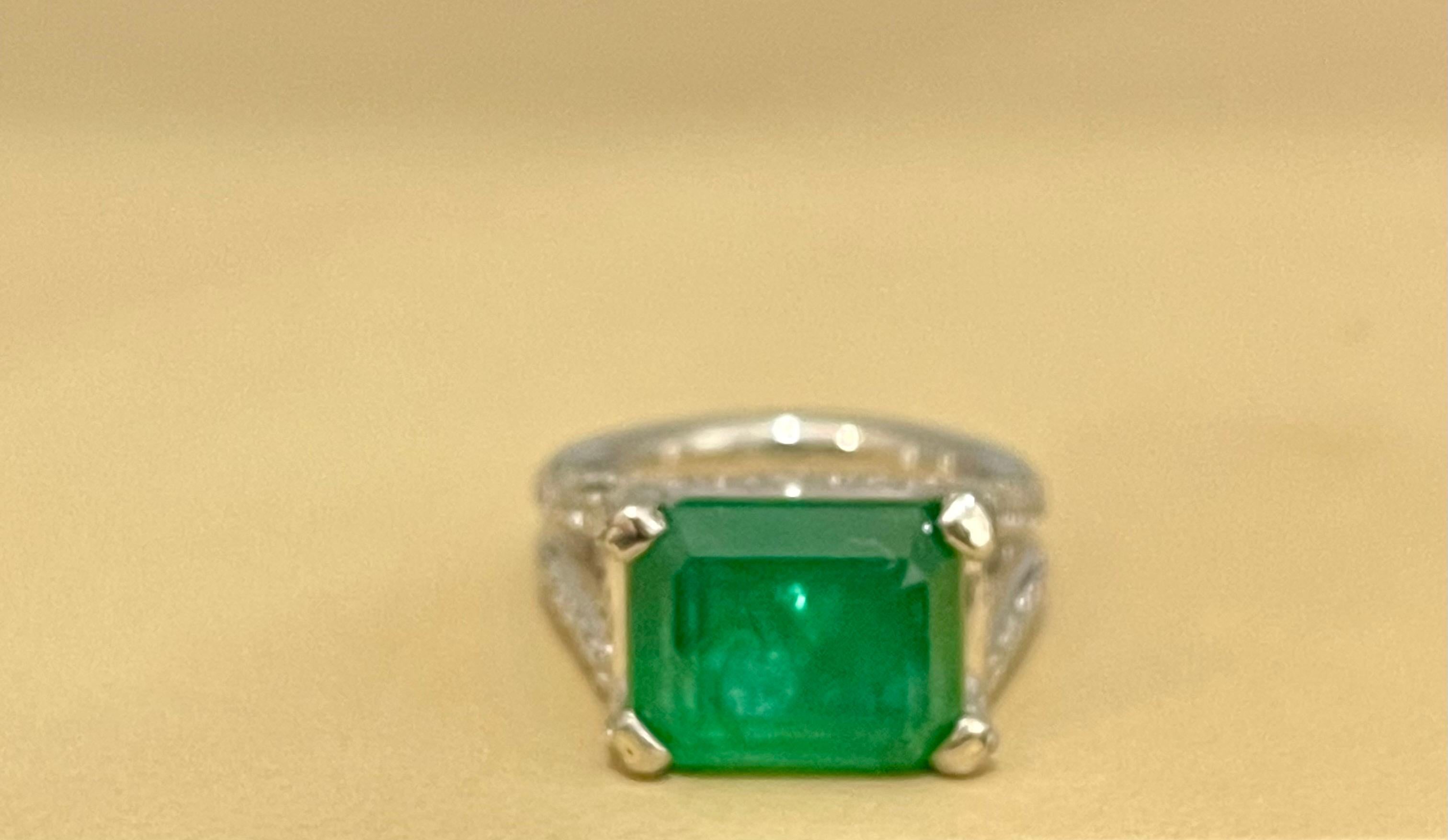 8.5 Carat Emerald Cut Emerald and 4 Ct Diamond Ring Platinum, Estate 6.5 Unisex For Sale 6
