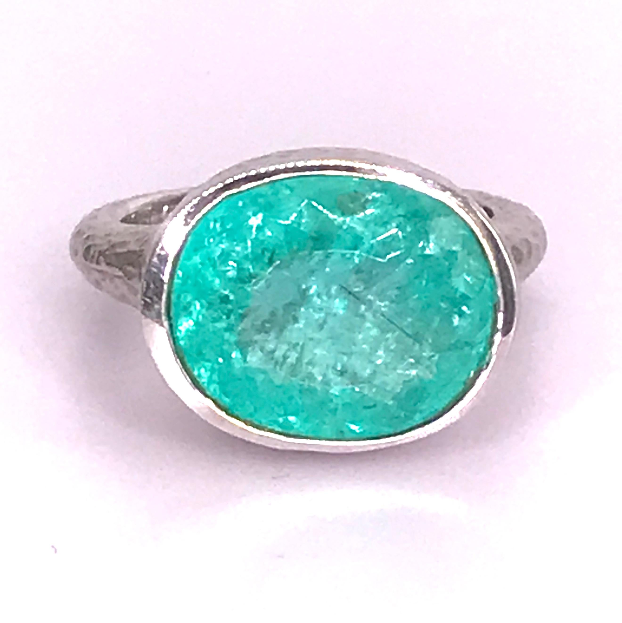Ein seltener Fund! Dieser facettierte brasilianische Paraiba-Turmalin hat eine erstaunliche neonblaue Farbe.  Der kupfer- und manganhaltige Edelstein leuchtet in einem sehr schwachen Licht. Er hat ein ganzes Universum an Einschlüssen:: was ich an