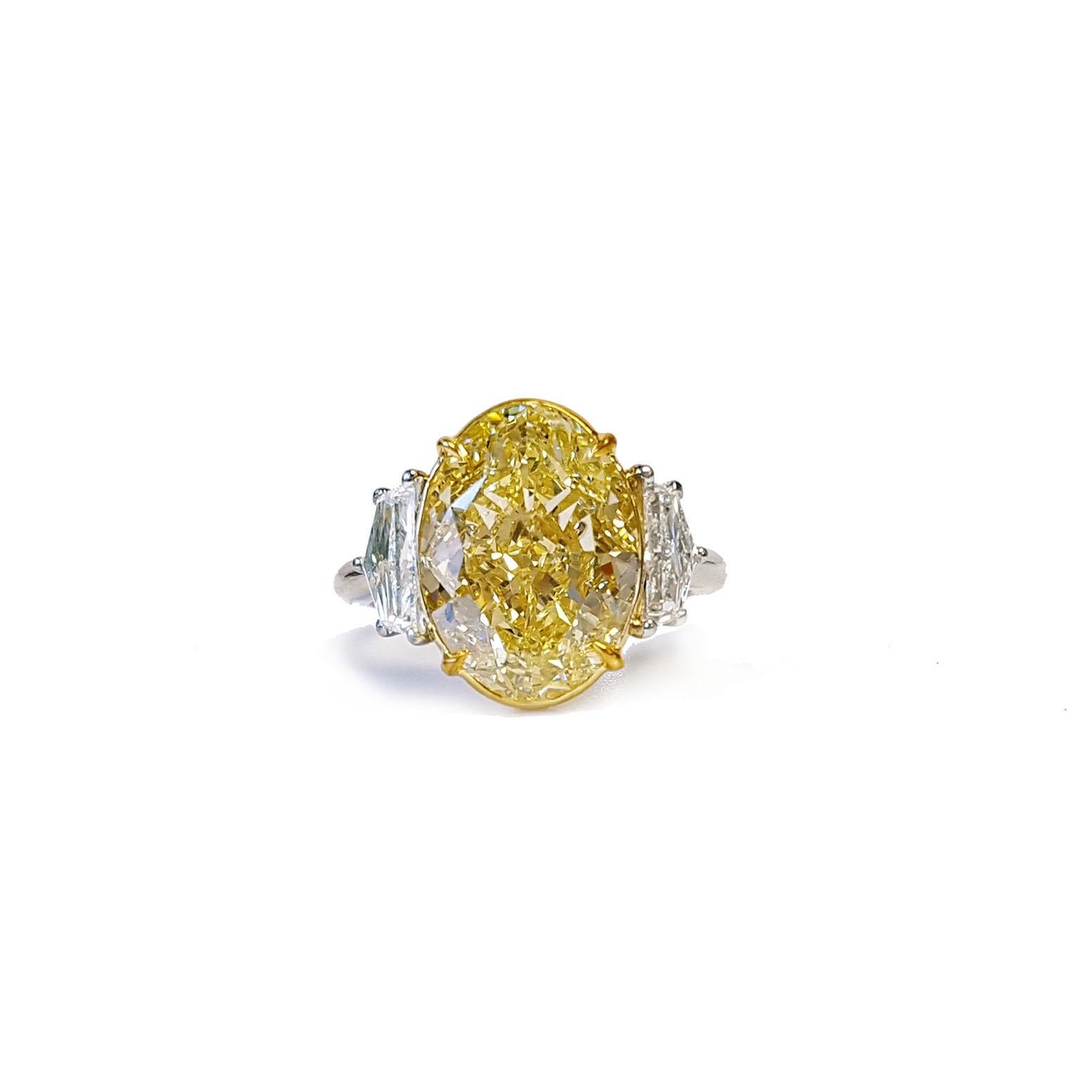Eleva tu colección de alta joyería con este excepcional anillo ovalado de diamantes Amarillo Fancy Natural de 8,50 quilates, hecho a mano para conseguir el máximo brillo y sofisticación. El diamante amarillo fantasía de forma ovalada, de claridad