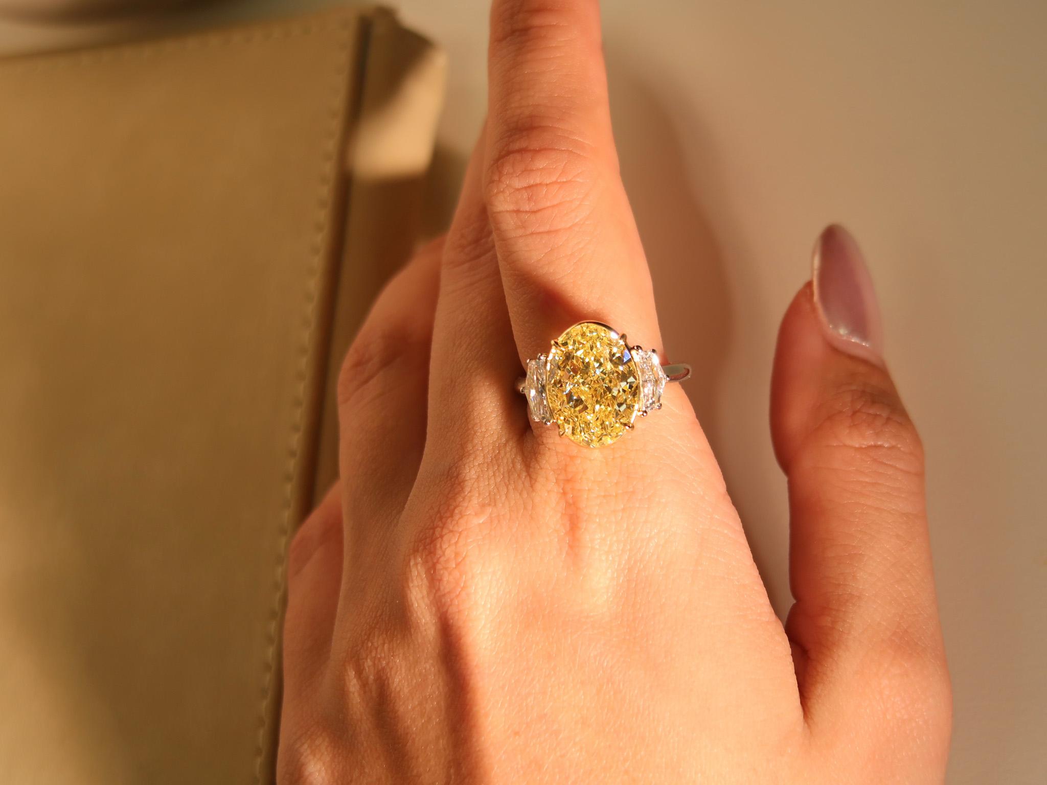 Anillo de compromiso de tres piedras con diamante amarillo fantasía ovalado natural de 8,5 quilates, GIA Contemporáneo en venta