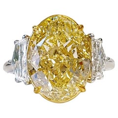 Anillo de compromiso de tres piedras con diamante amarillo fantasía ovalado natural de 8,5 quilates, GIA