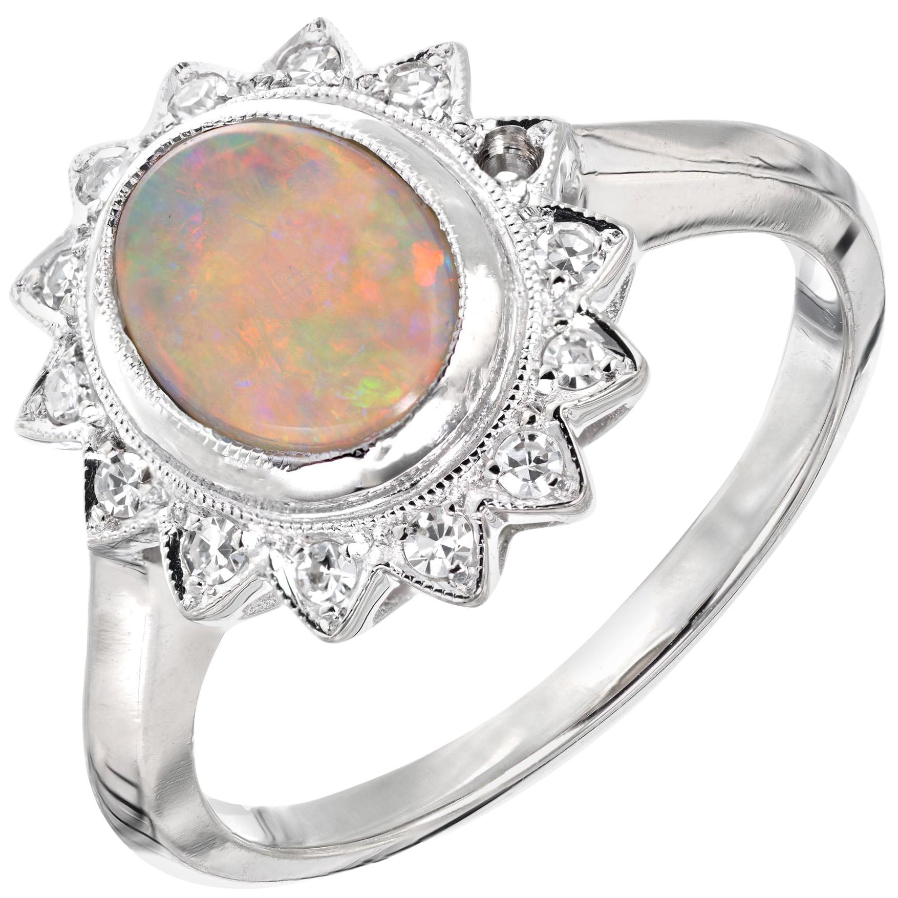 Weißgoldring mit 0,85 Karat Opal und Diamant Halo