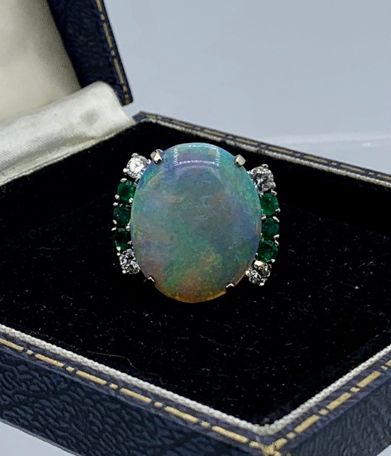 8,5 Karat Opal Smaragd Diamantring 14 Karat Gold Cocktail Retro Antiker Ring (Cabochon) im Angebot