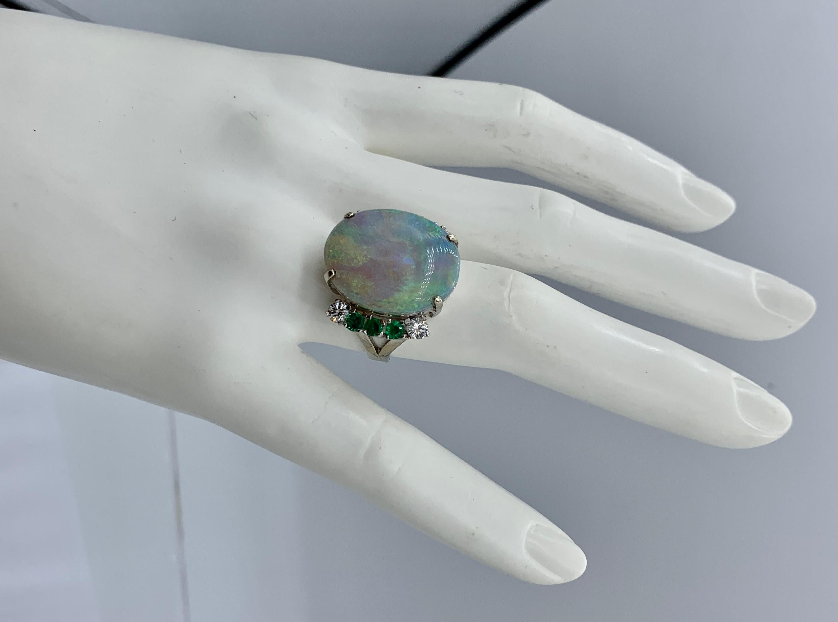 Taille cabochon 8.5 Carat Opal Emerald Diamond Ring 14 Karat Gold Cocktail Retro Antique Ring en vente