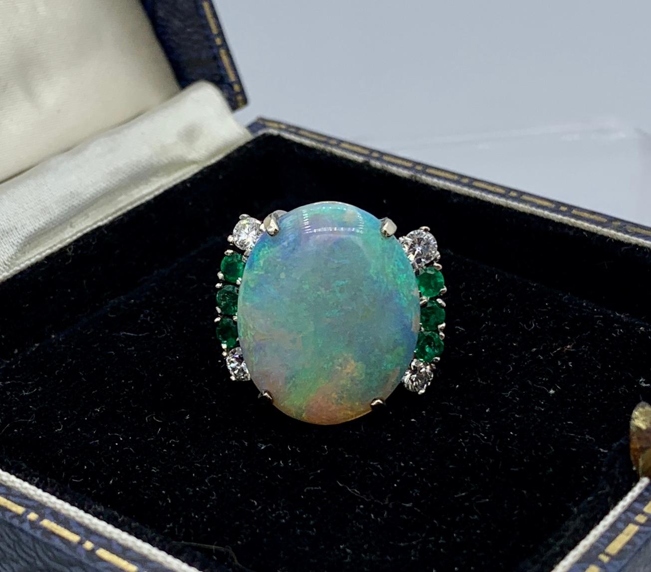 8.5 Carat Opal Emerald Diamond Ring 14 Karat Gold Cocktail Retro Antique Ring en vente 1